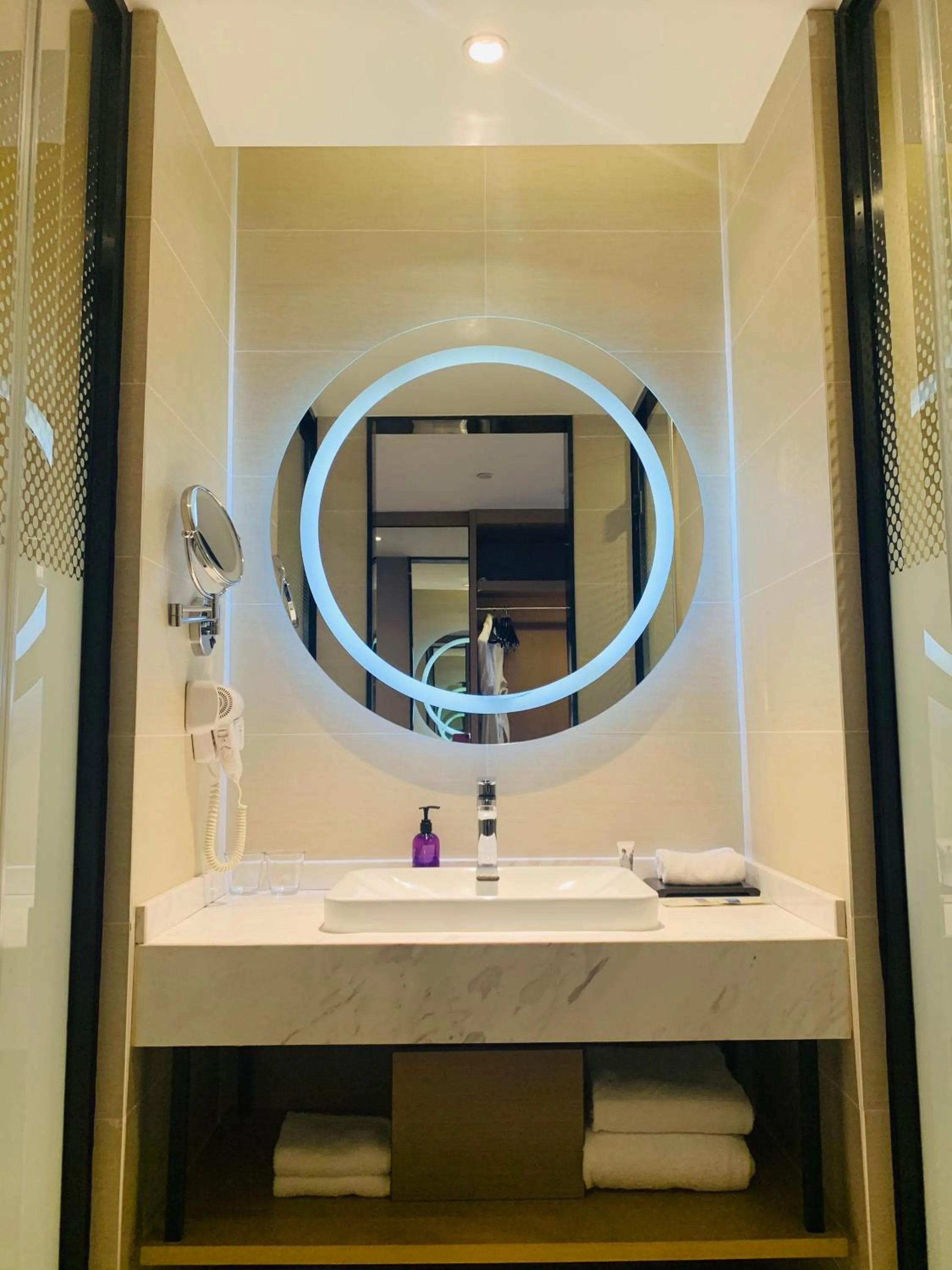 Bathroom in Mercure Shanghai Hongqiao Railway Station