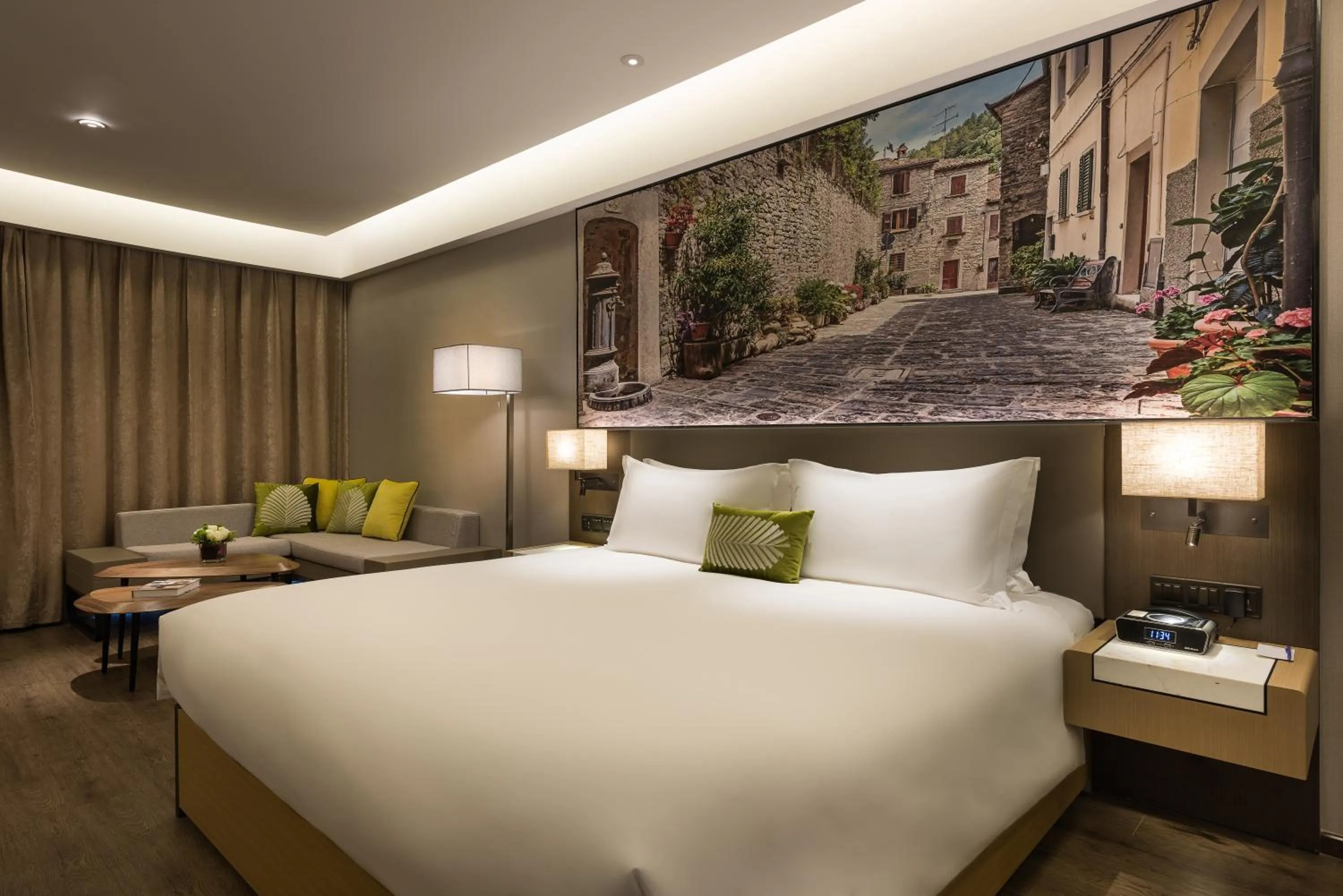 Bed in Mercure Shanghai Hongqiao Railway Station