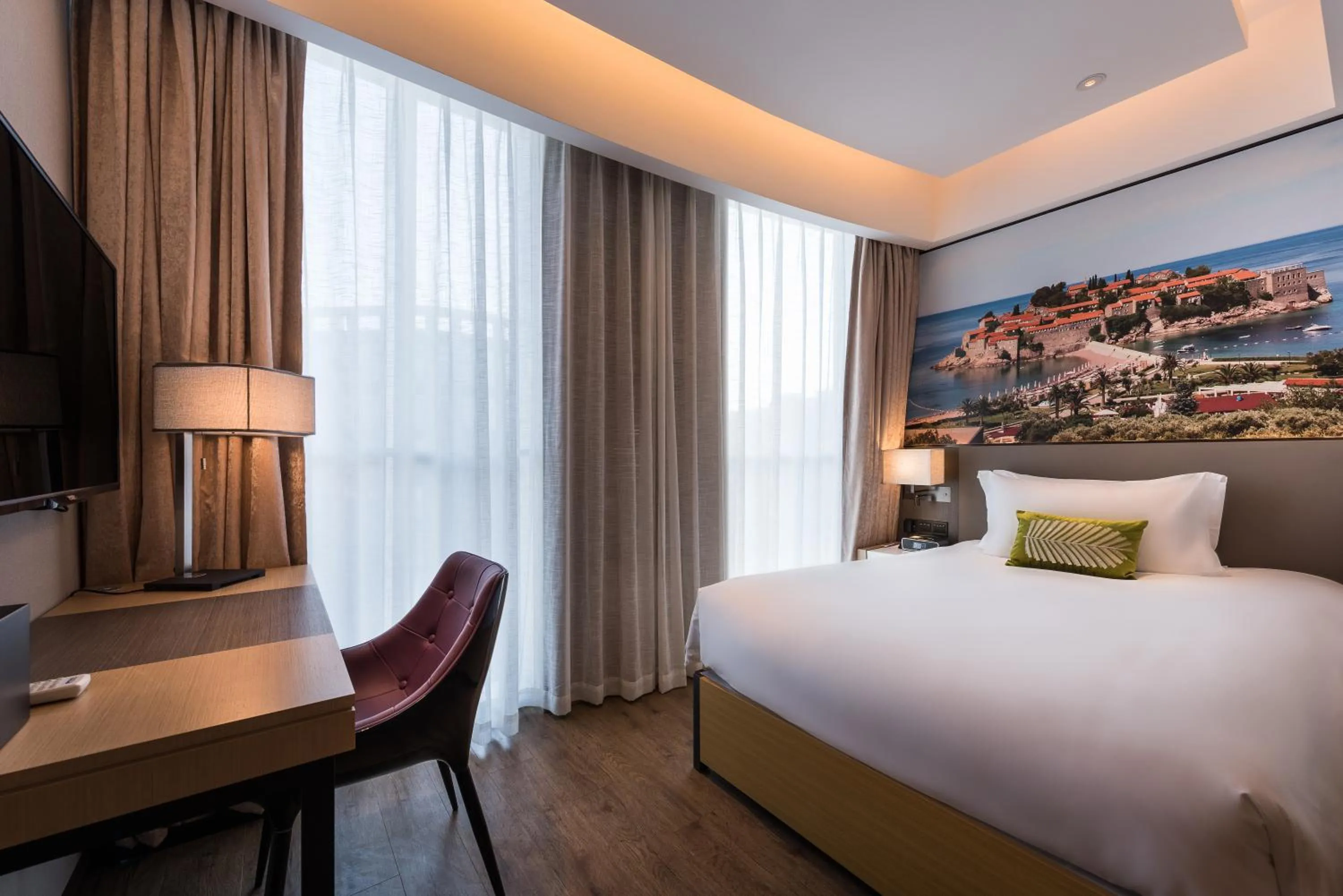 Bed in Mercure Shanghai Hongqiao Railway Station