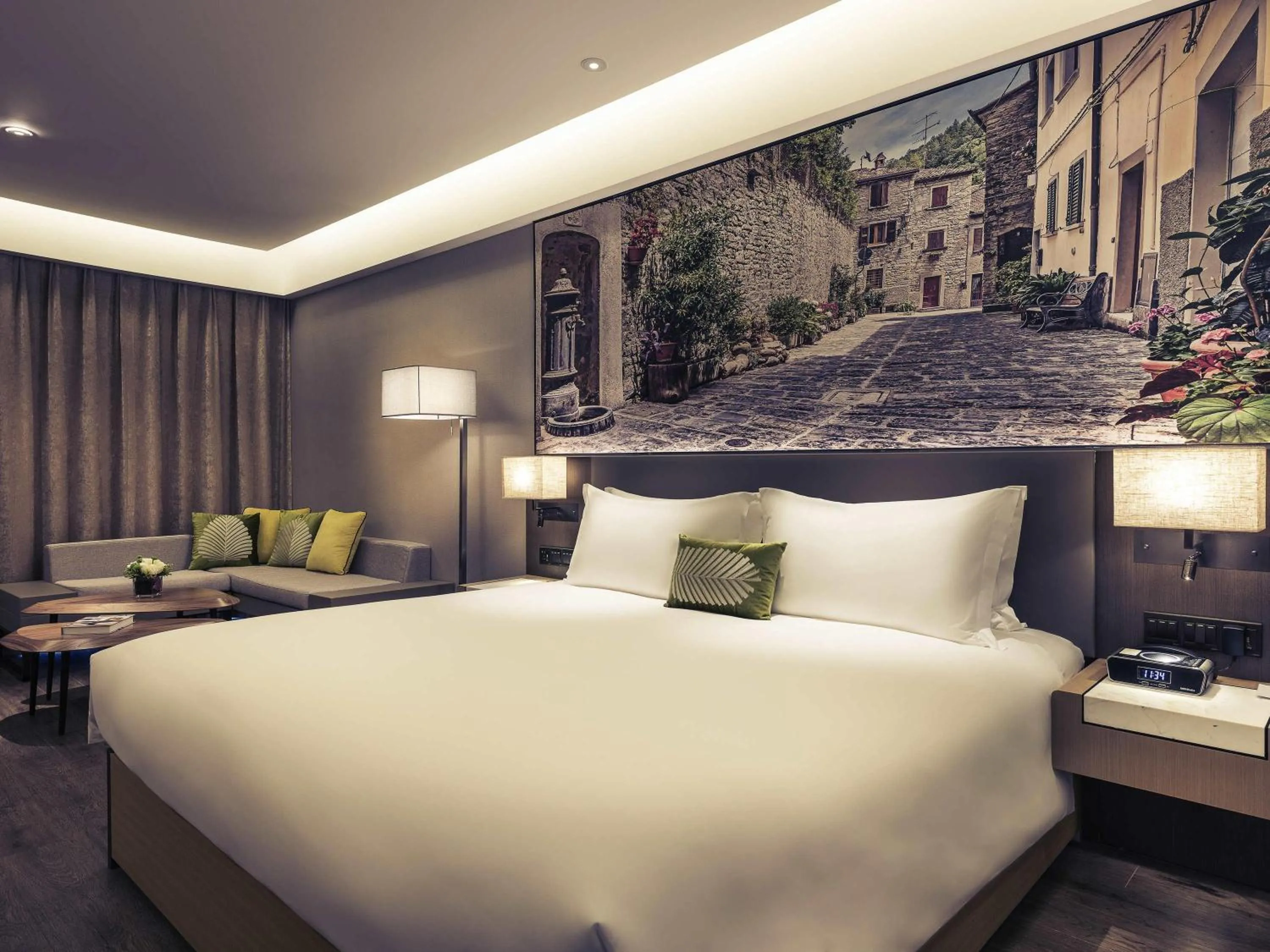 Bedroom, Bed in Mercure Shanghai Hongqiao Railway Station