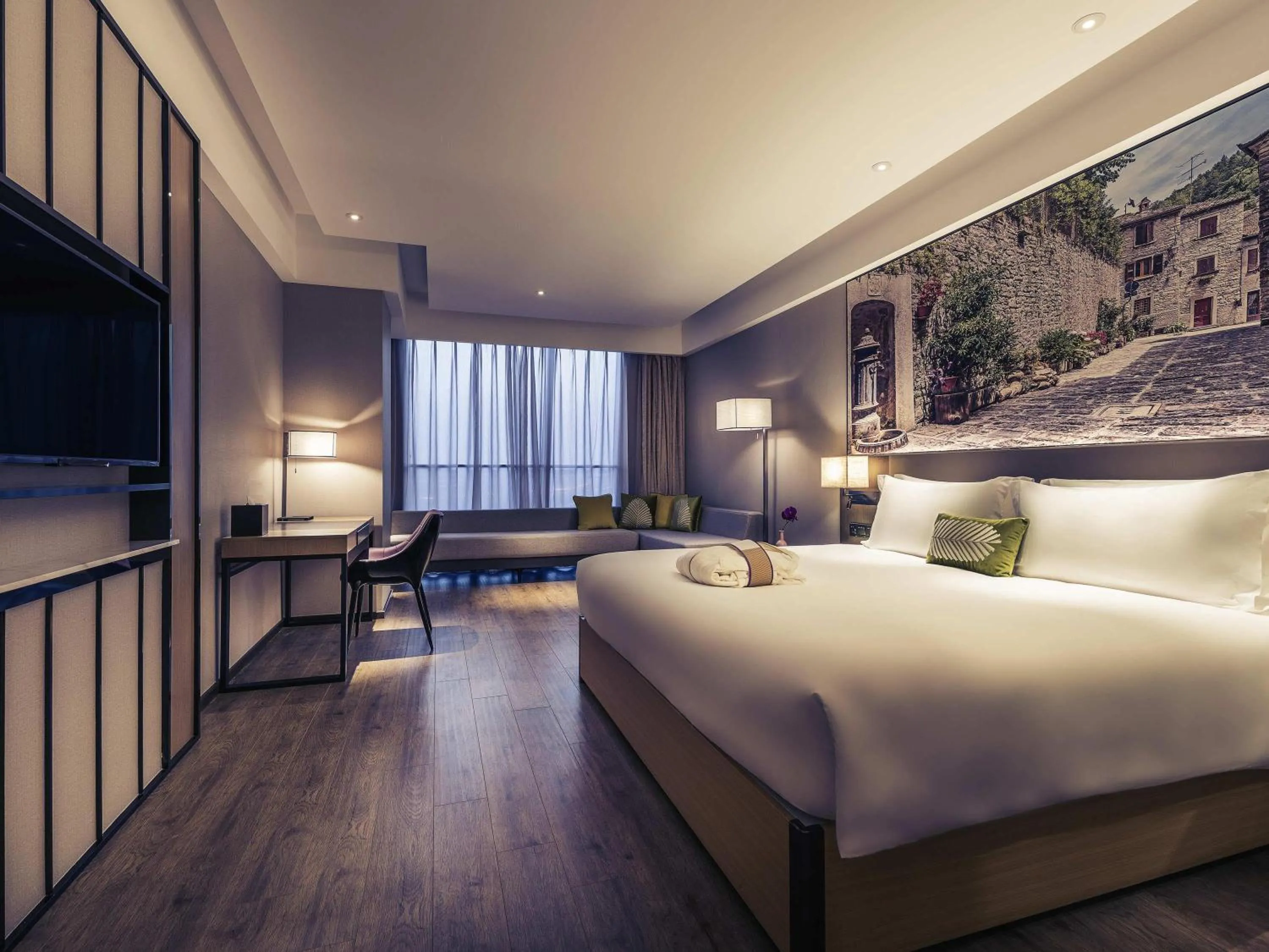 Bedroom, Bed in Mercure Shanghai Hongqiao Railway Station