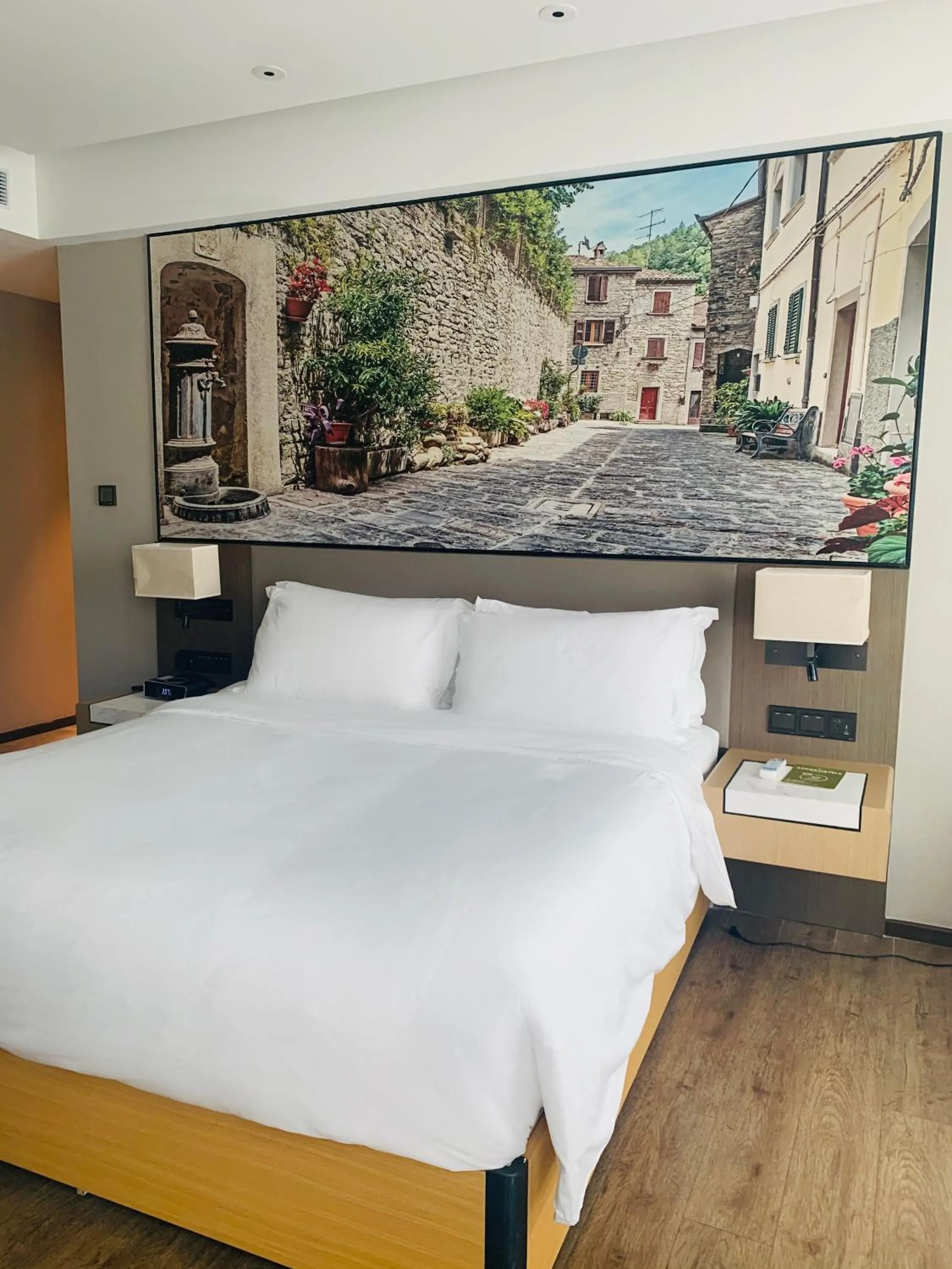 Bed in Mercure Shanghai Hongqiao Railway Station