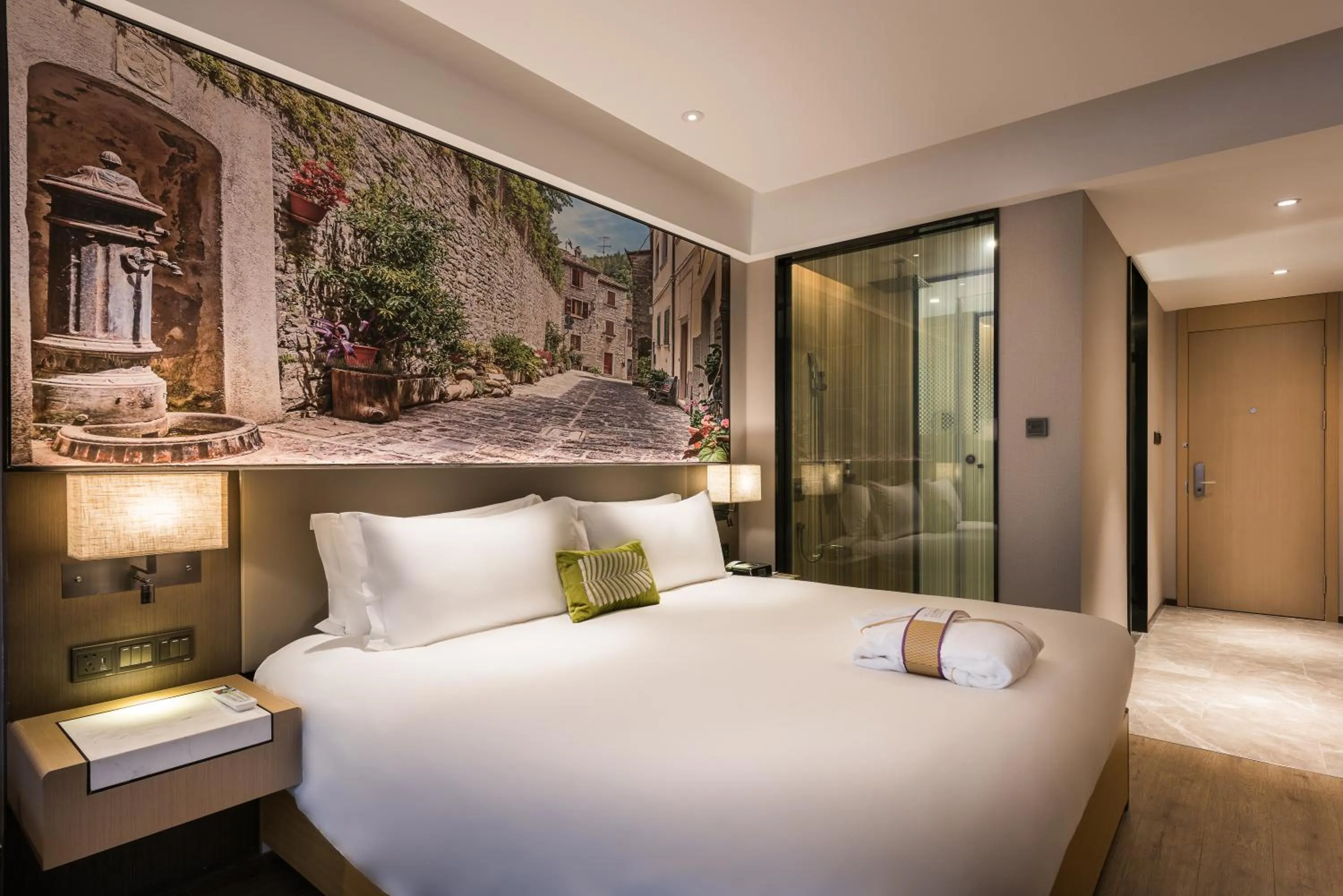 Bed in Mercure Shanghai Hongqiao Railway Station