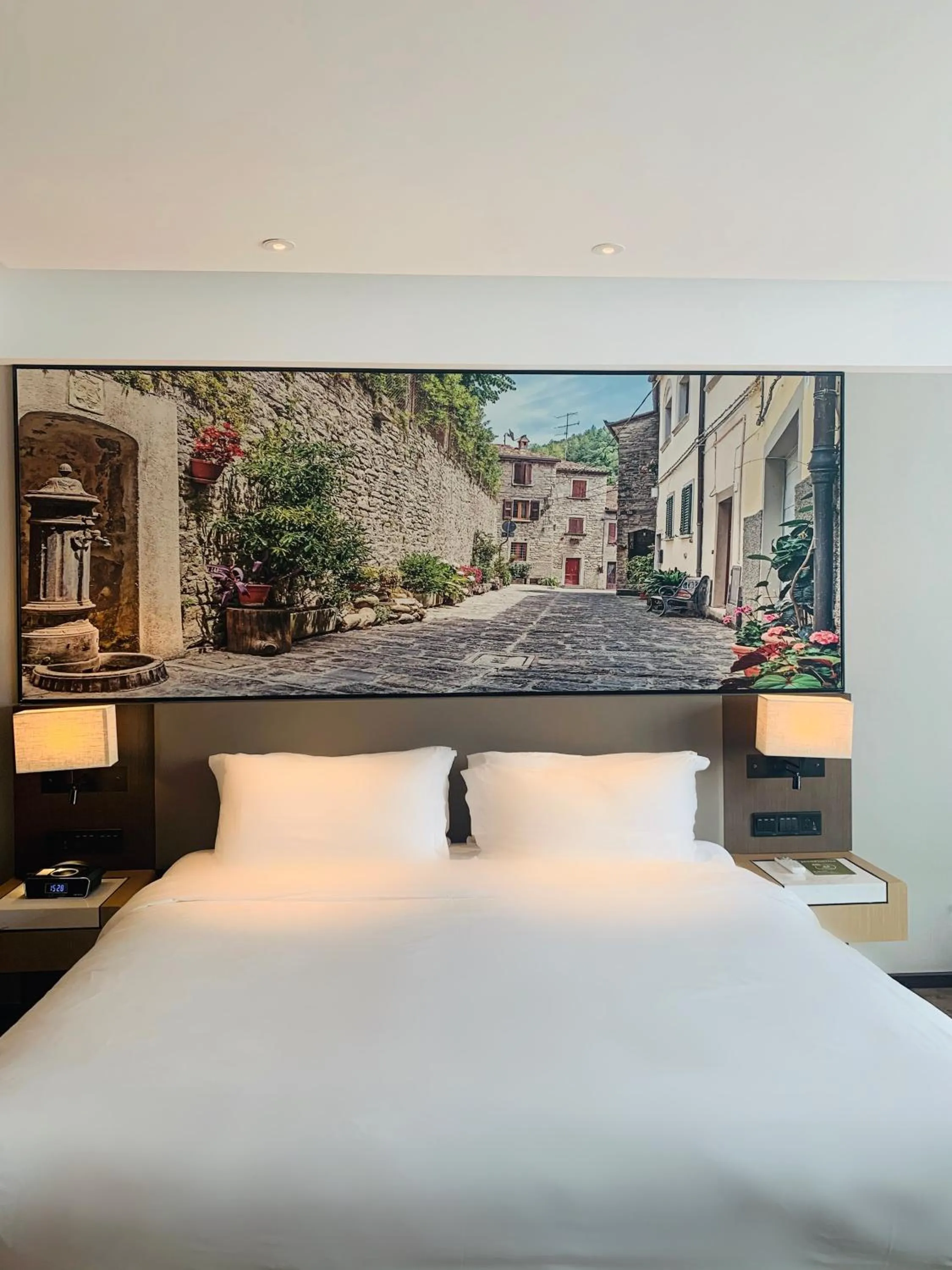 Bed in Mercure Shanghai Hongqiao Railway Station