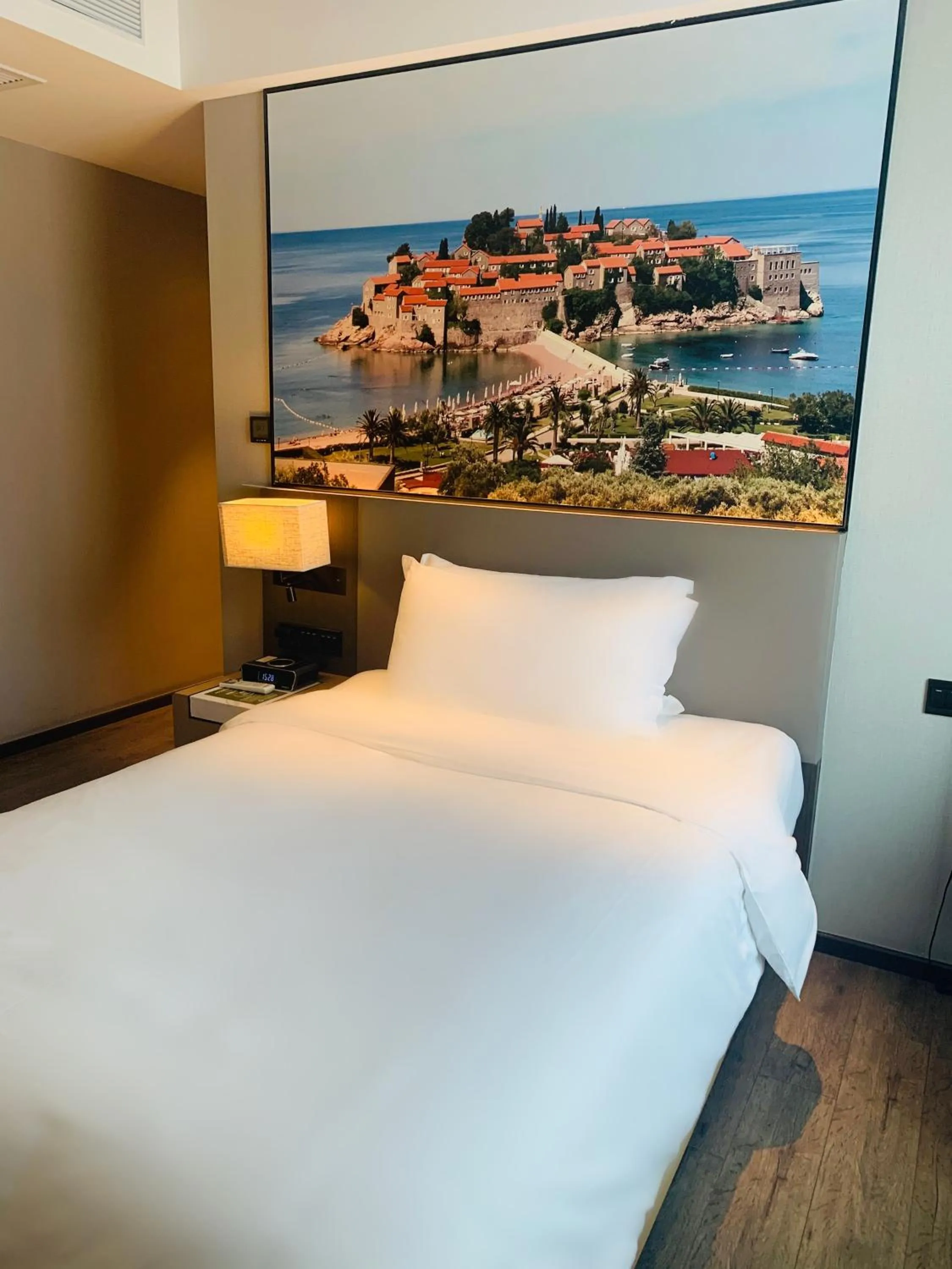 Bed in Mercure Shanghai Hongqiao Railway Station