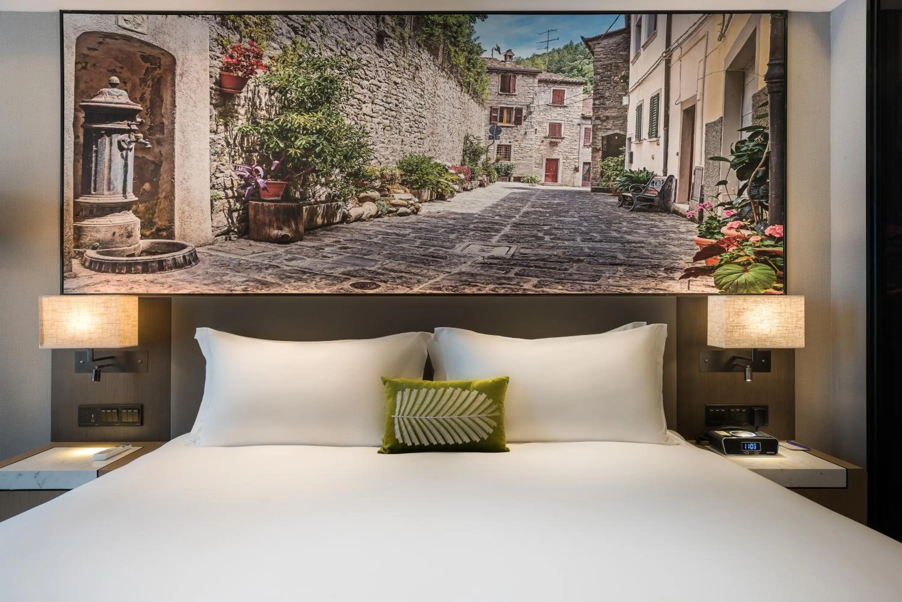 Bed in Mercure Shanghai Hongqiao Railway Station