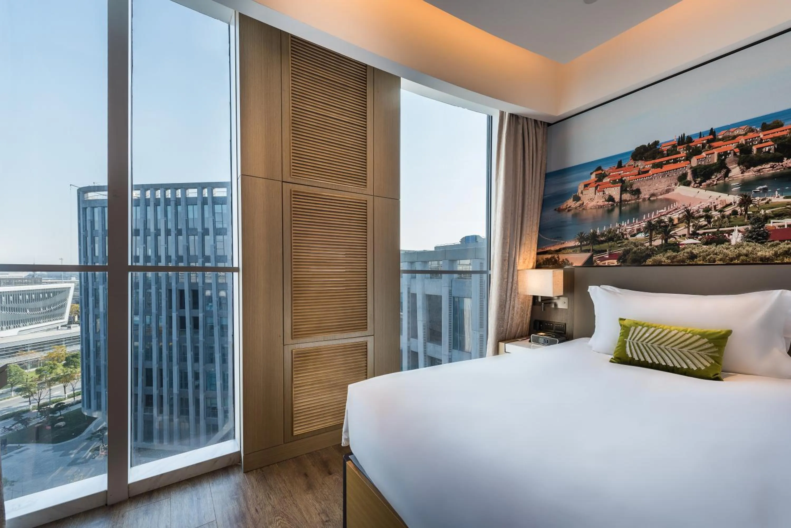 Bed in Mercure Shanghai Hongqiao Railway Station