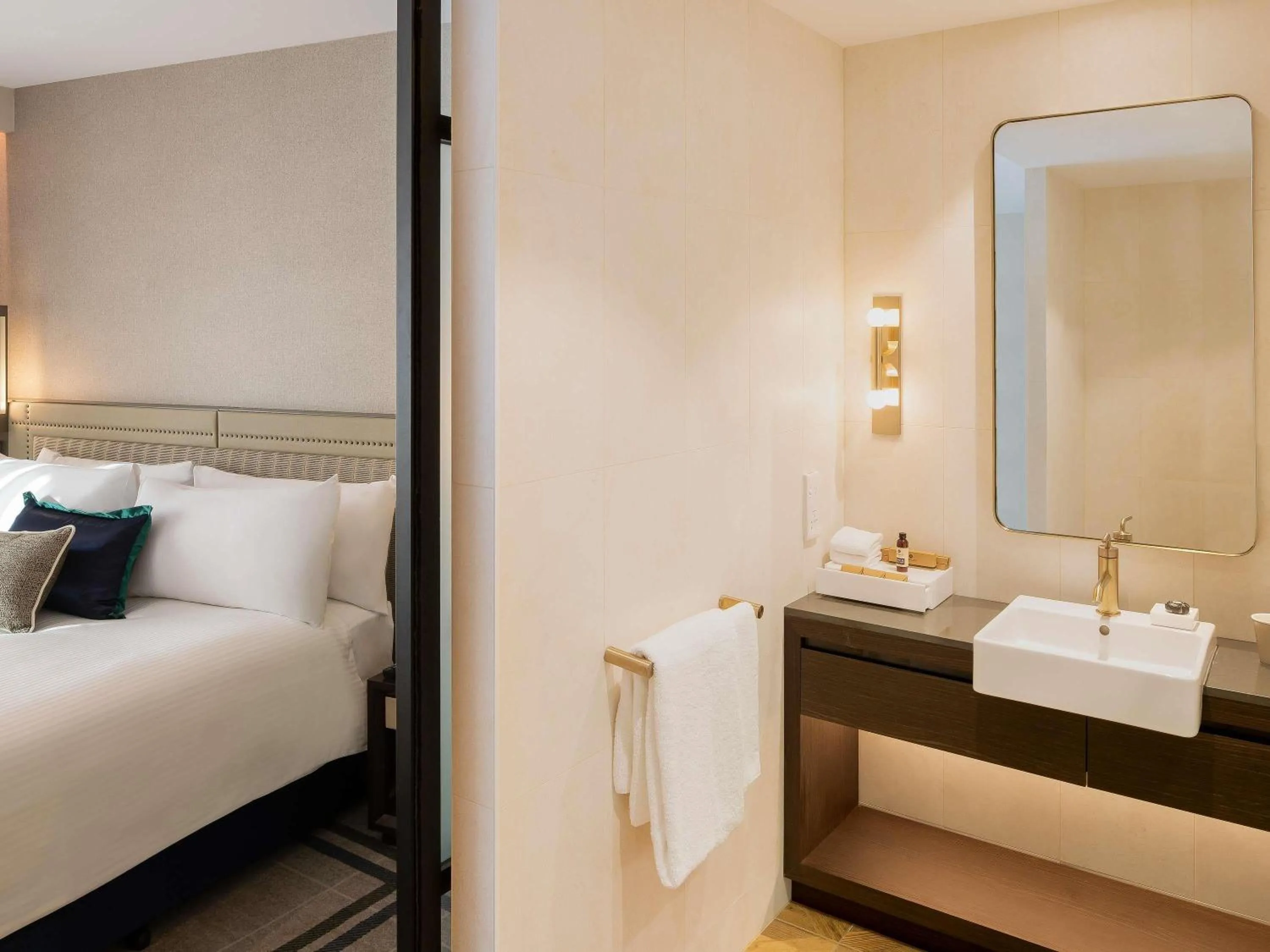 Bedroom, Bed in The William Inglis Mgallery