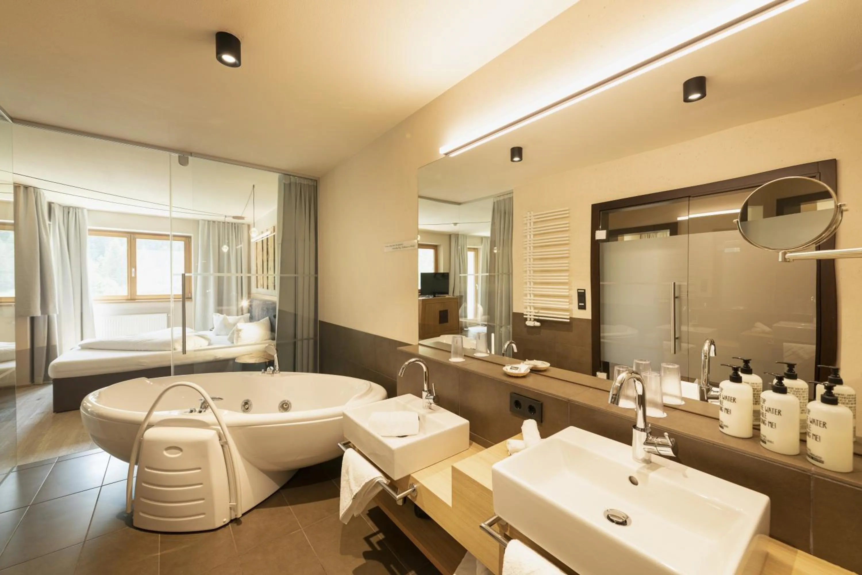 Hot Tub in Almhof Family und Wellness Resort