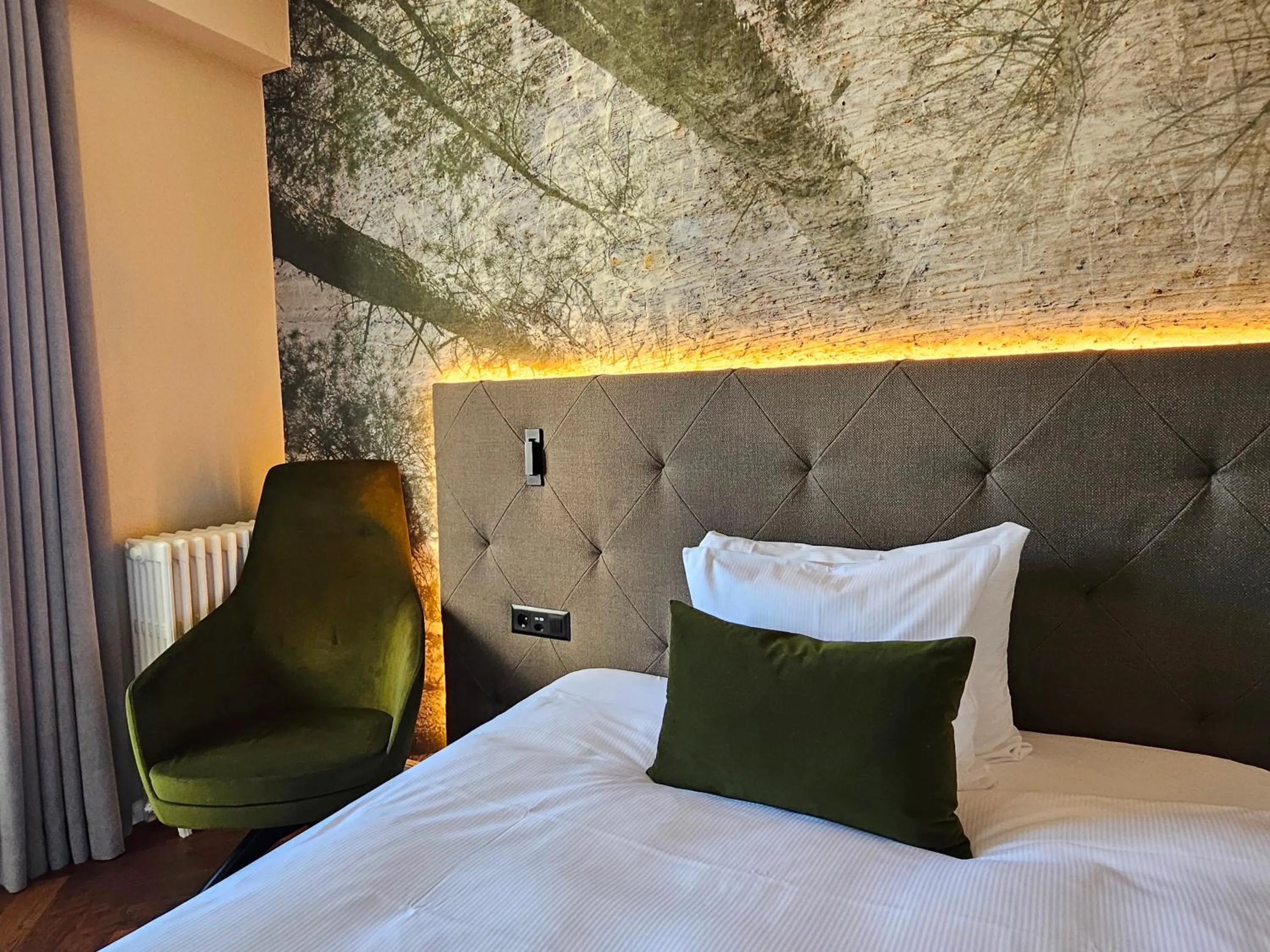 Decorative detail, Bed in Hotel Reine Victoria