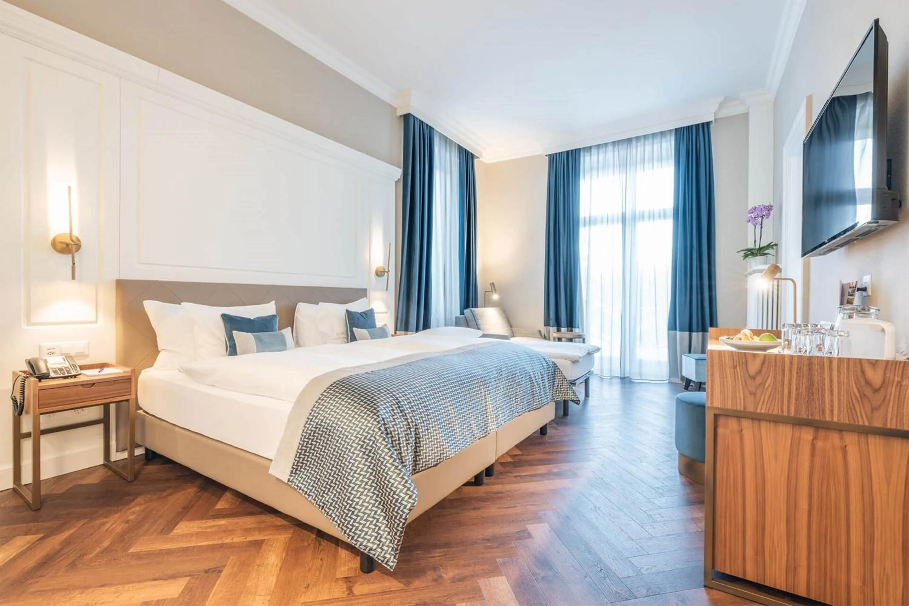 Photo of the whole room, Bed in Hotel Reine Victoria