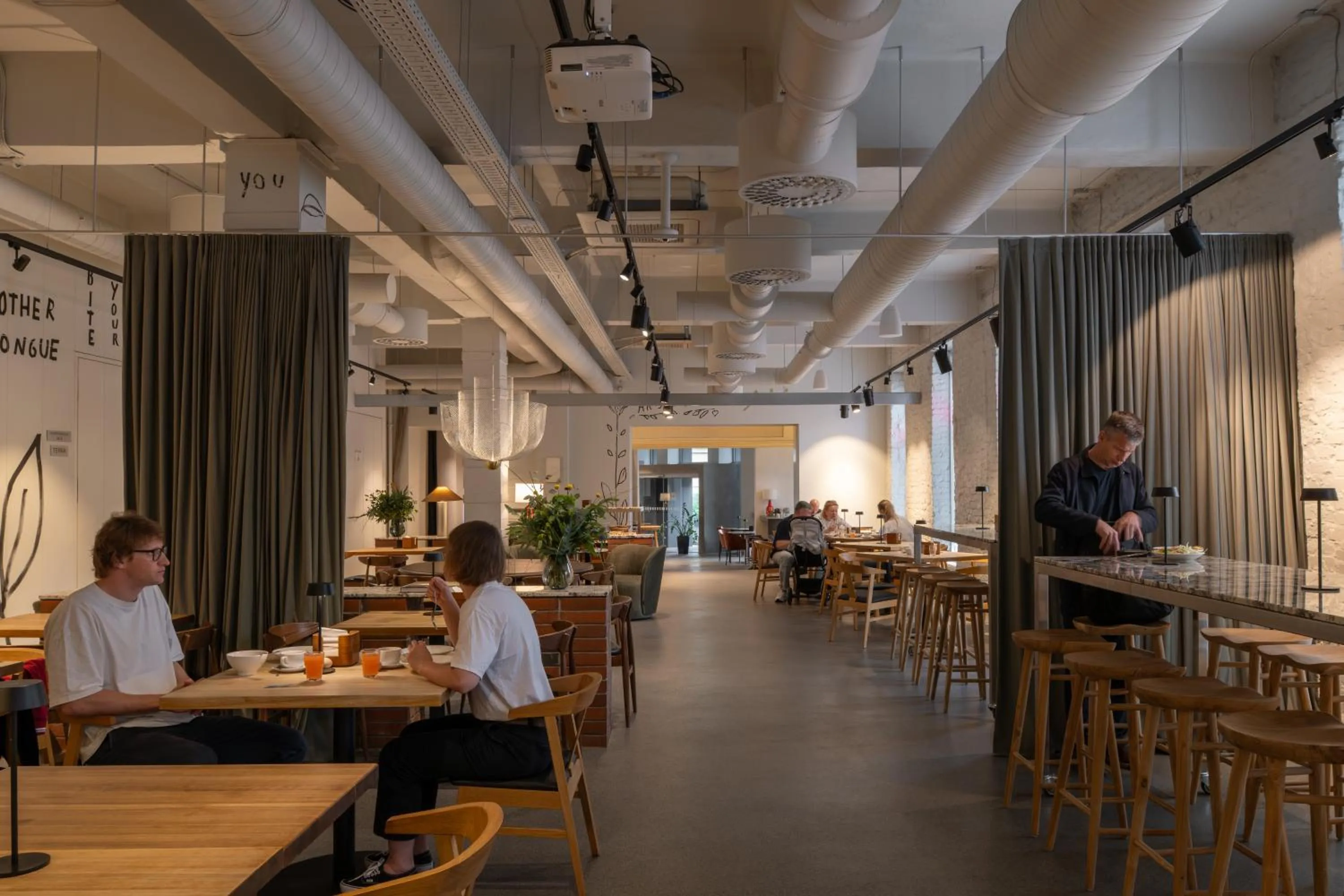 Restaurant/places to eat in Corner Hotel