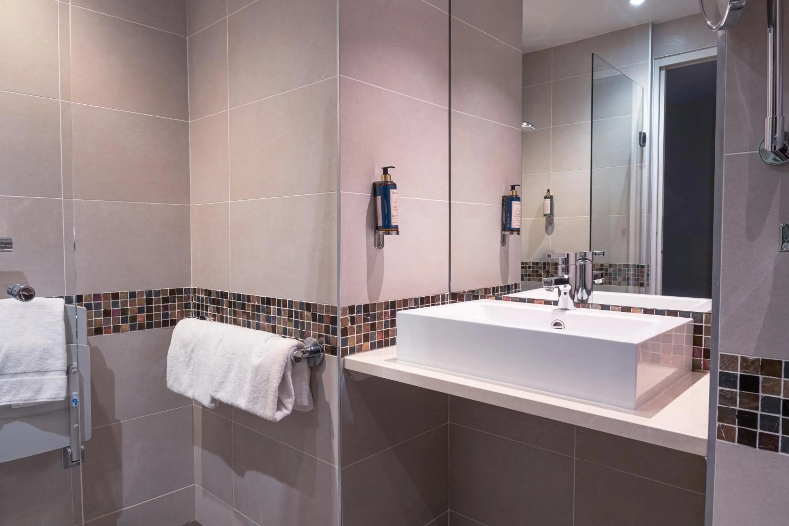 Shower in Hôtel Paris Neuilly