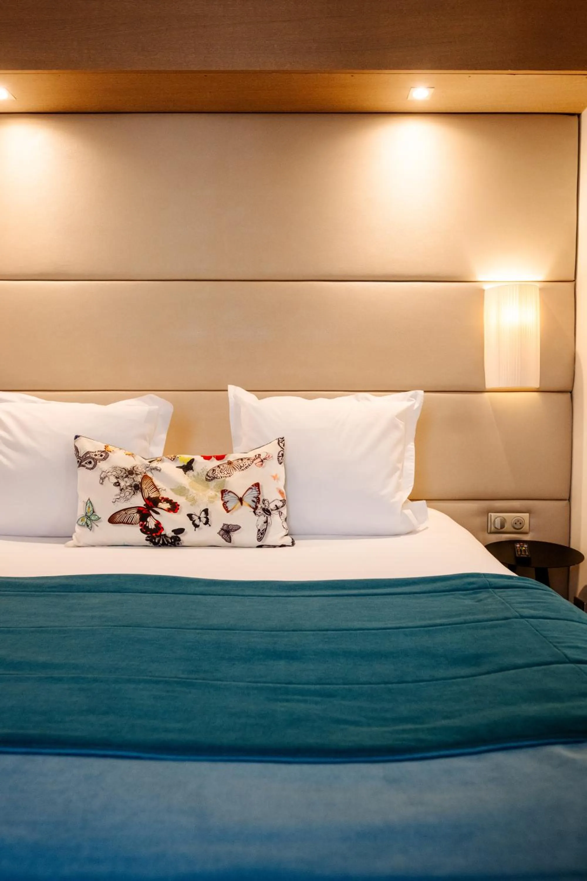 Bedroom, Bed in Hôtel Paris Neuilly