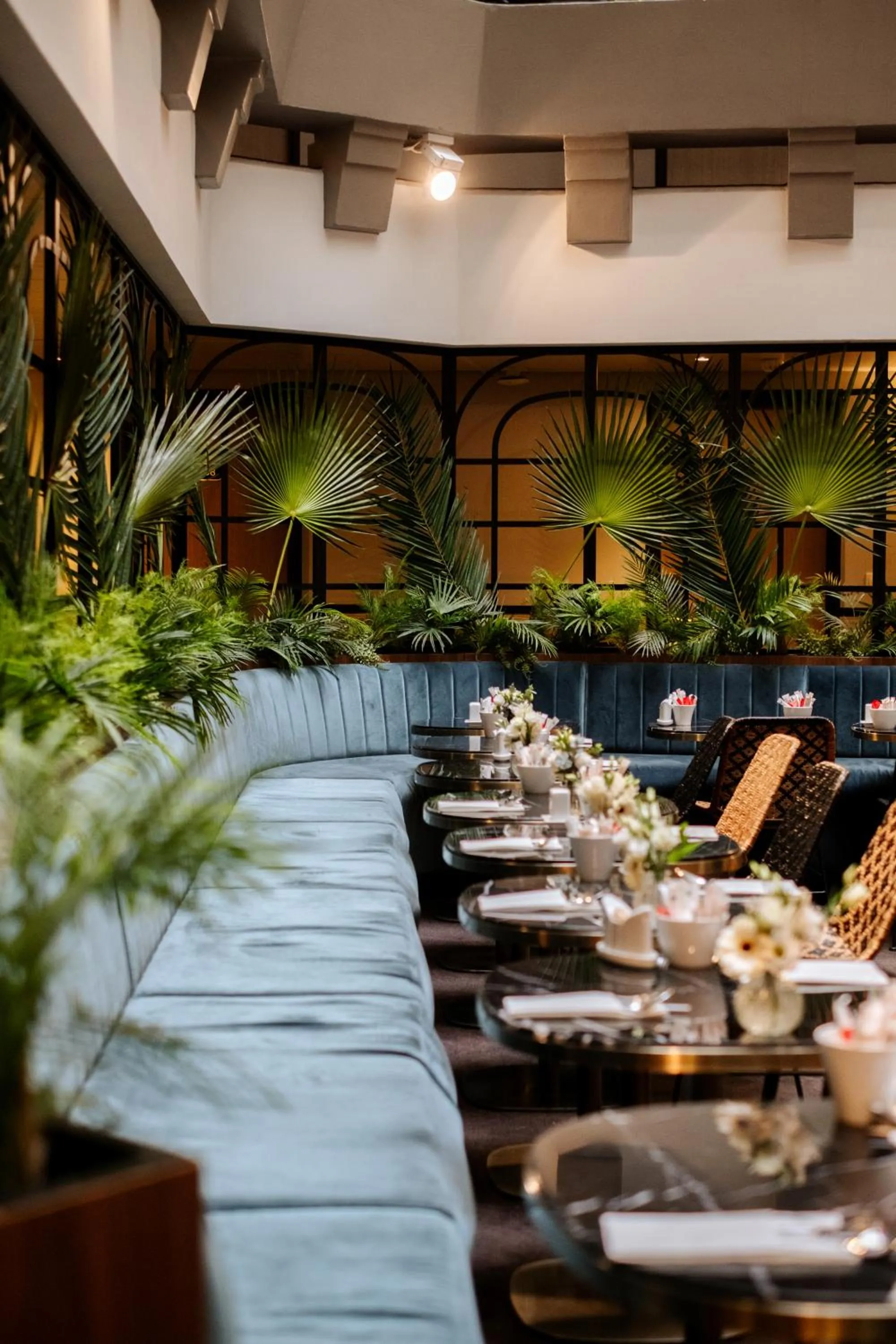 Communal lounge/ TV room in Hôtel Paris Neuilly