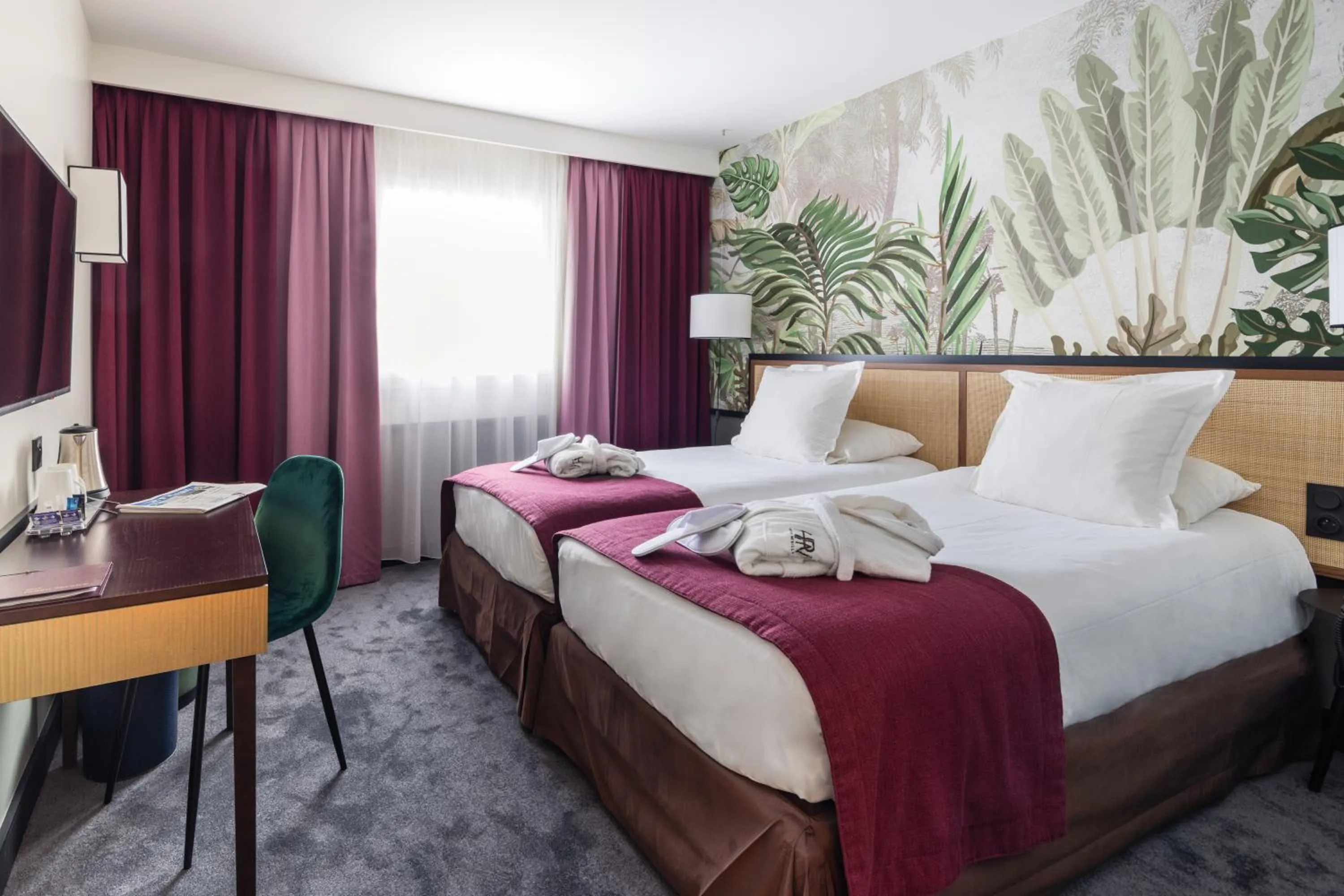 Bedroom, Bed in Hôtel Paris Neuilly