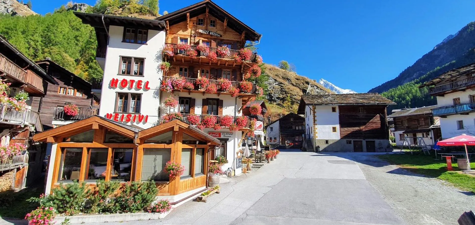 Property building in Hôtel Dents de Veisivi