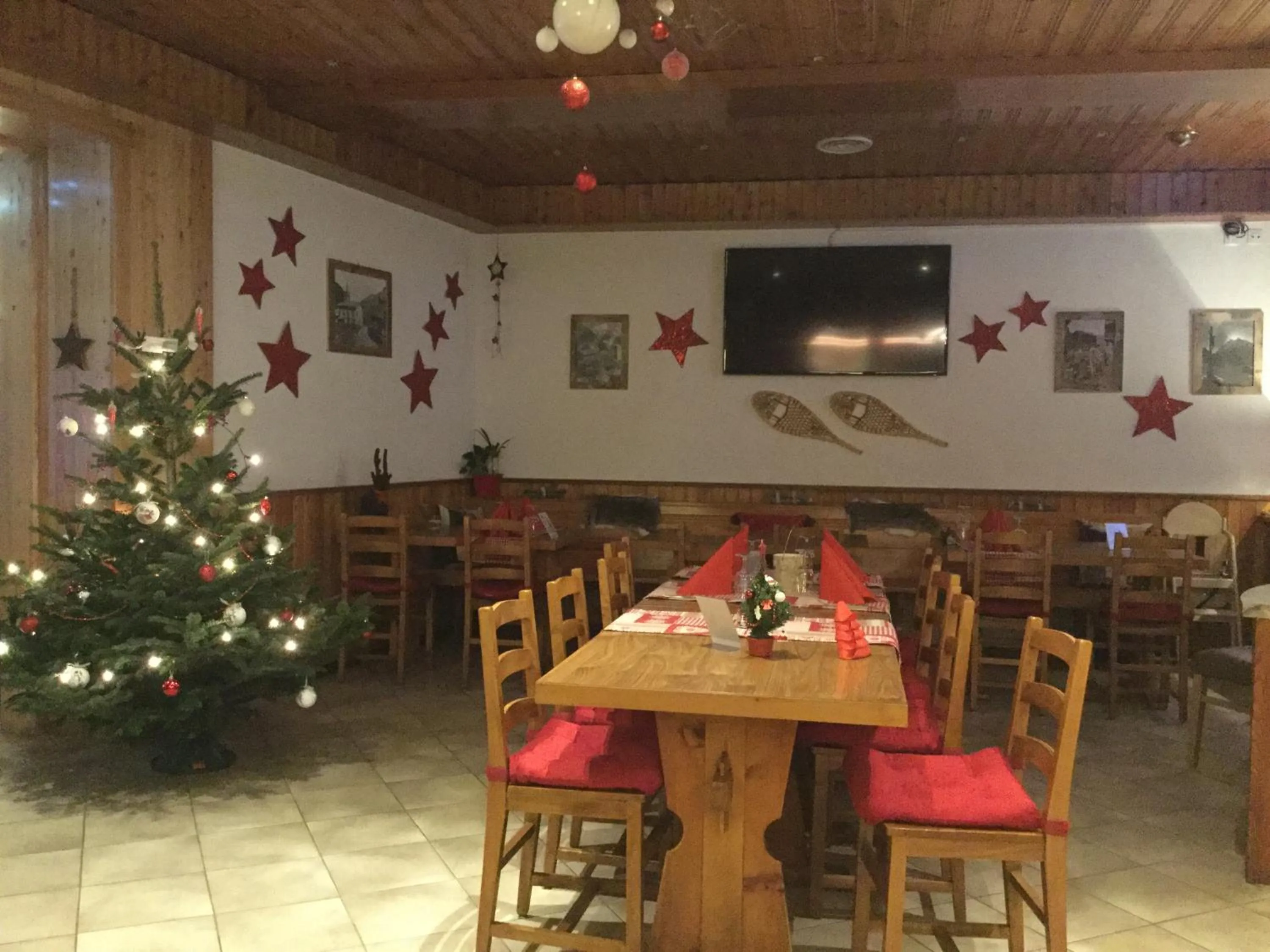 Restaurant/places to eat in Hôtel Dents de Veisivi