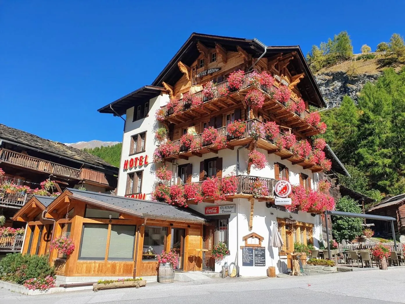 Property building in Hôtel Dents de Veisivi