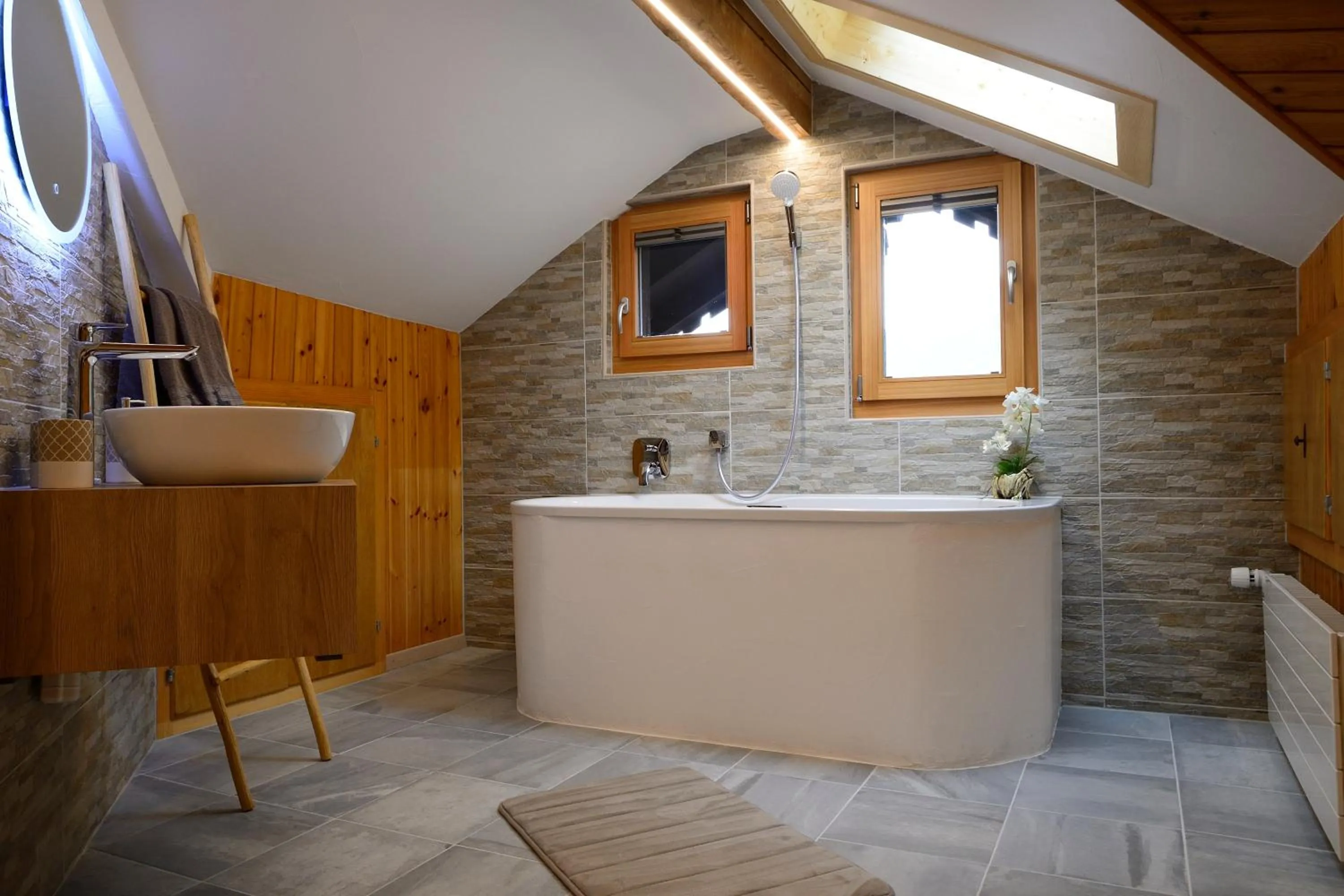 Shower in Hôtel Dents de Veisivi