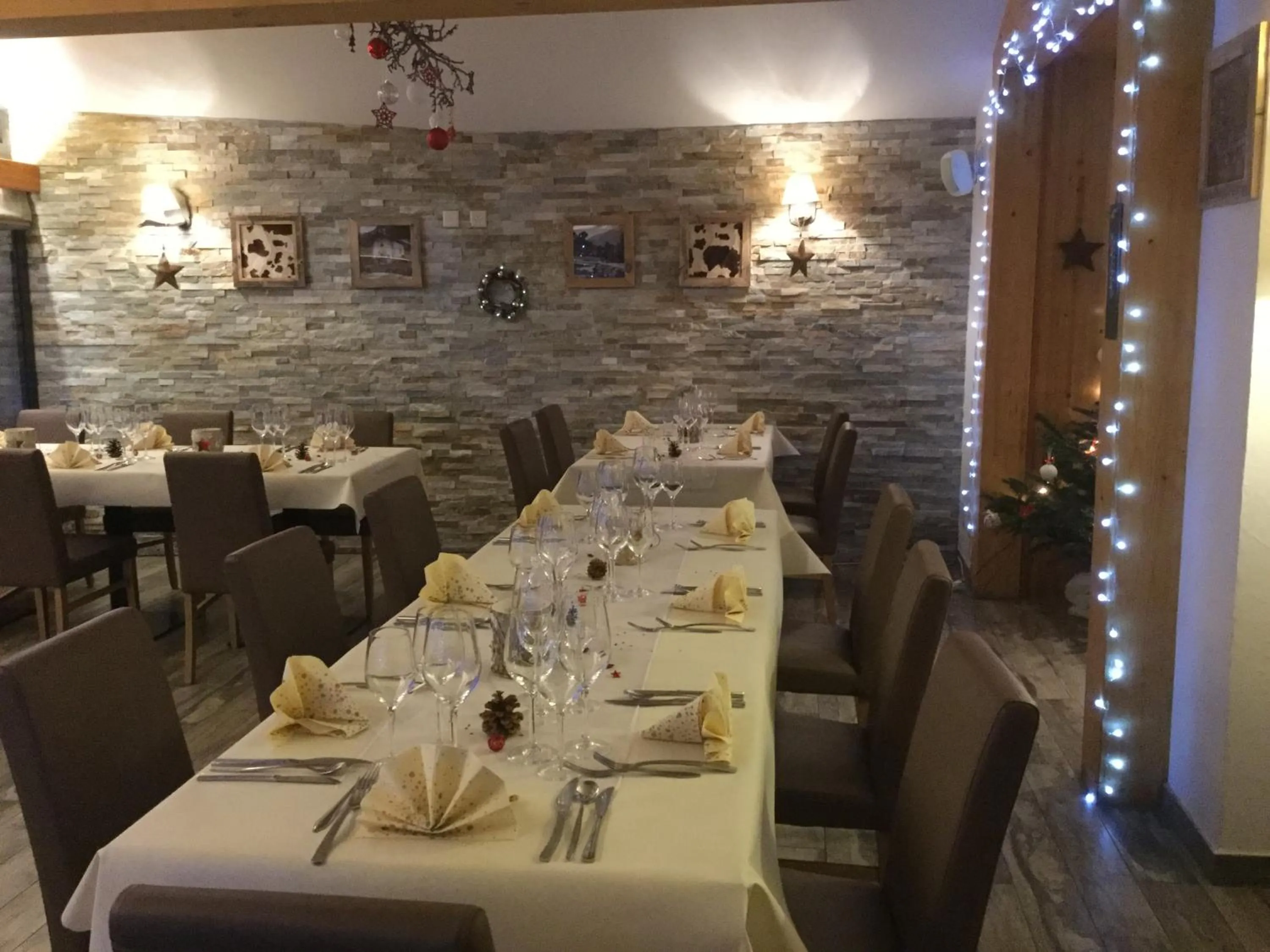 Restaurant/places to eat in Hôtel Dents de Veisivi