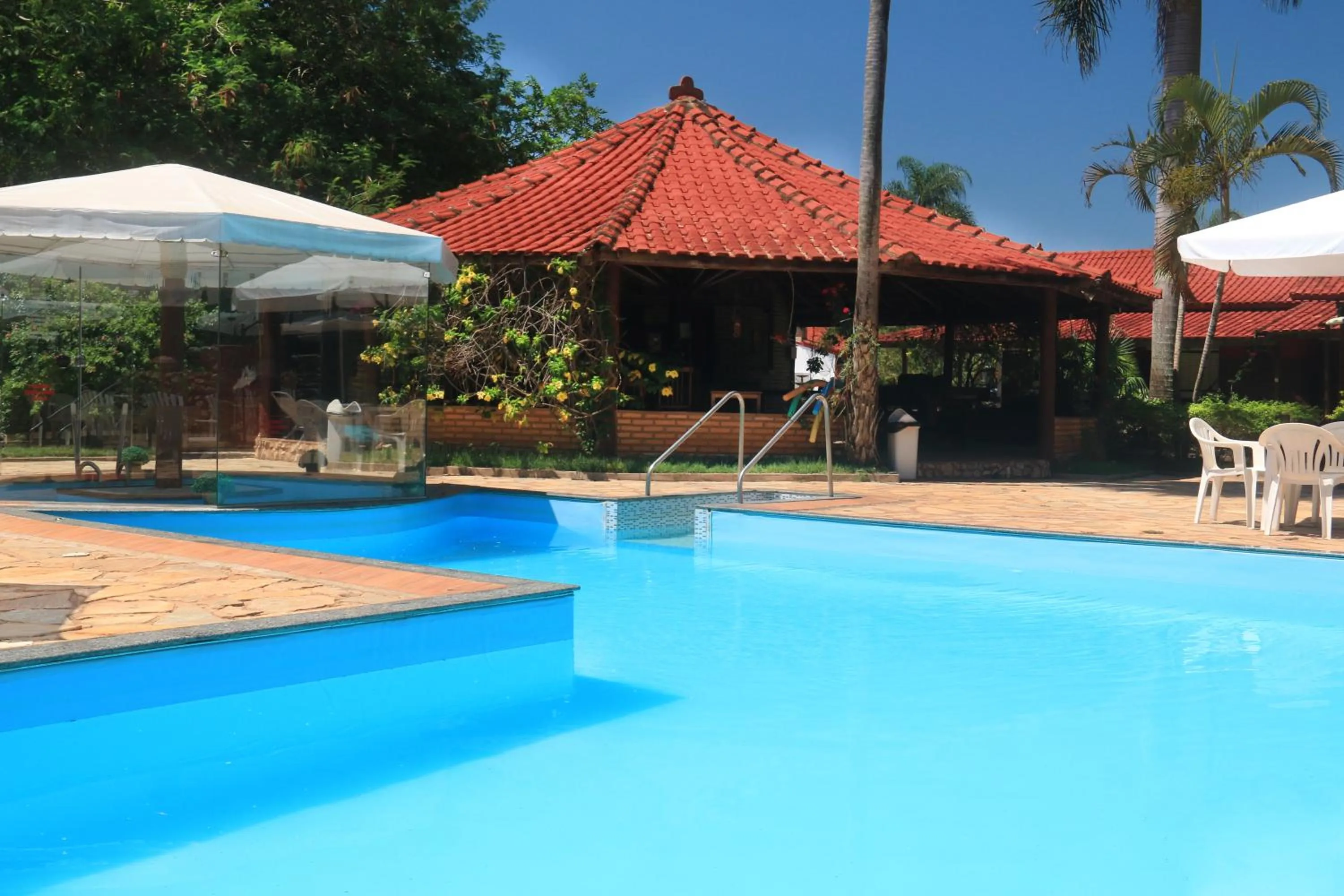 Swimming pool in Hotel Pousada Bonsai