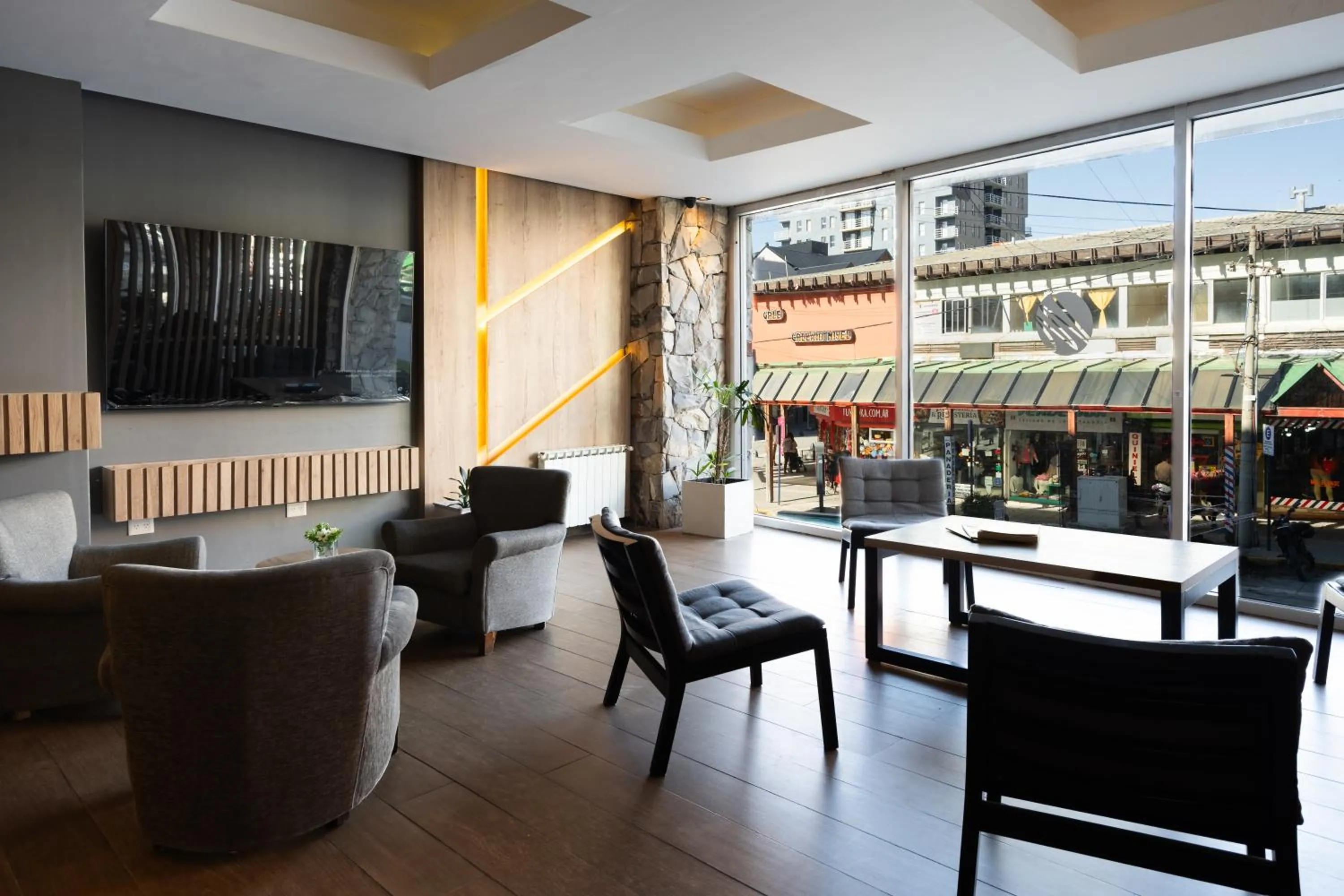 Communal lounge/ TV room in Lagos Andinos