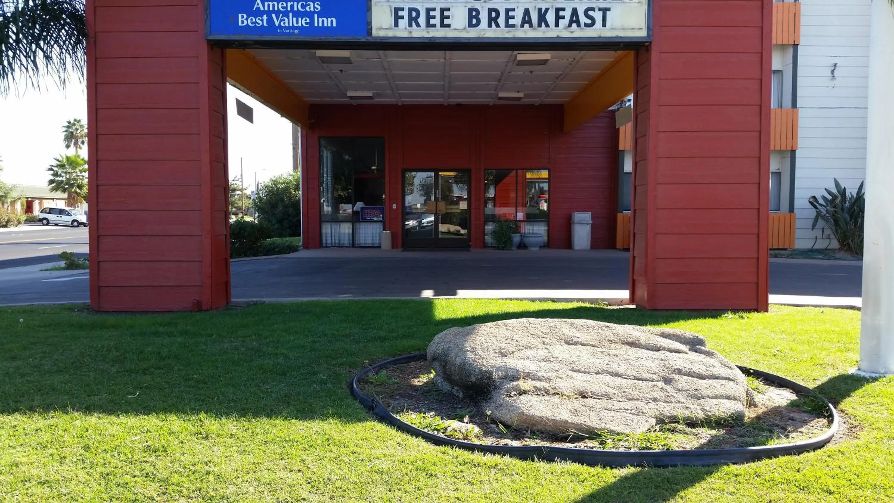 Facade/entrance in Studio 6 Suites Delano, CA