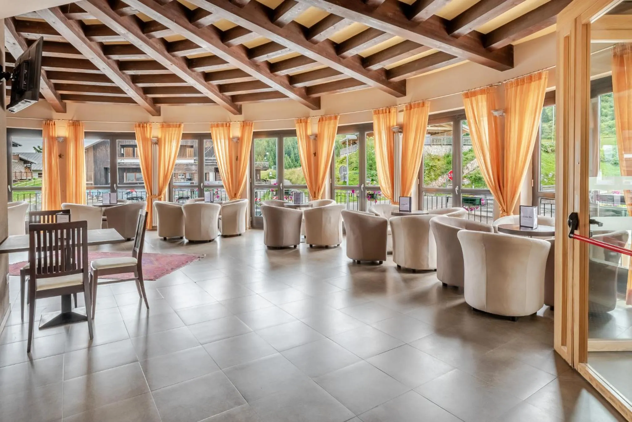 Lounge or bar in Hotel Dolomiti Chalet