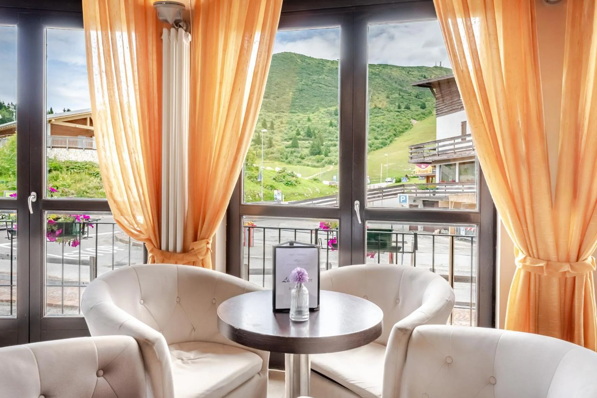 Lounge or bar in Hotel Dolomiti Chalet