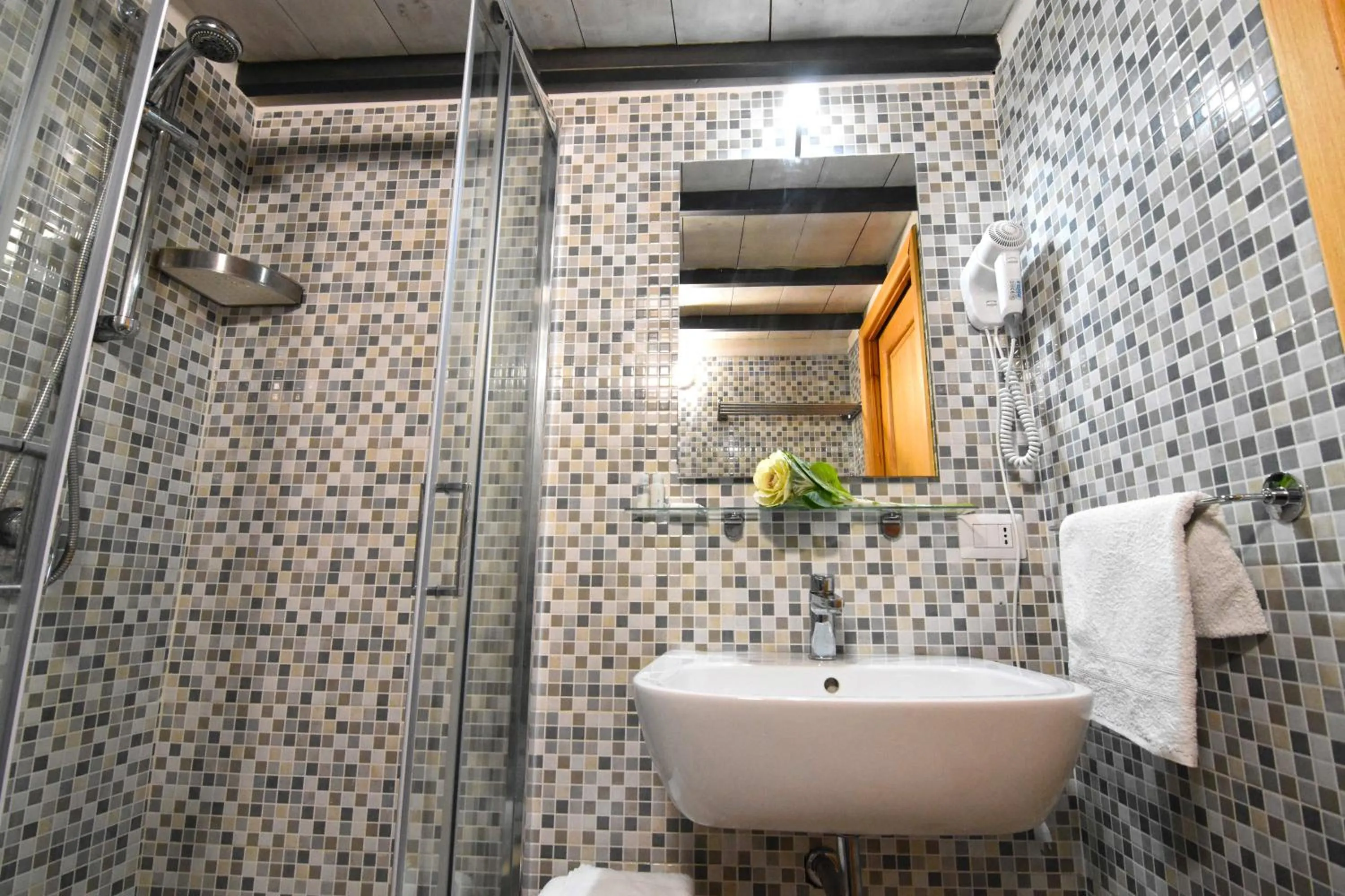 Shower in B&B Ninarella Napoli