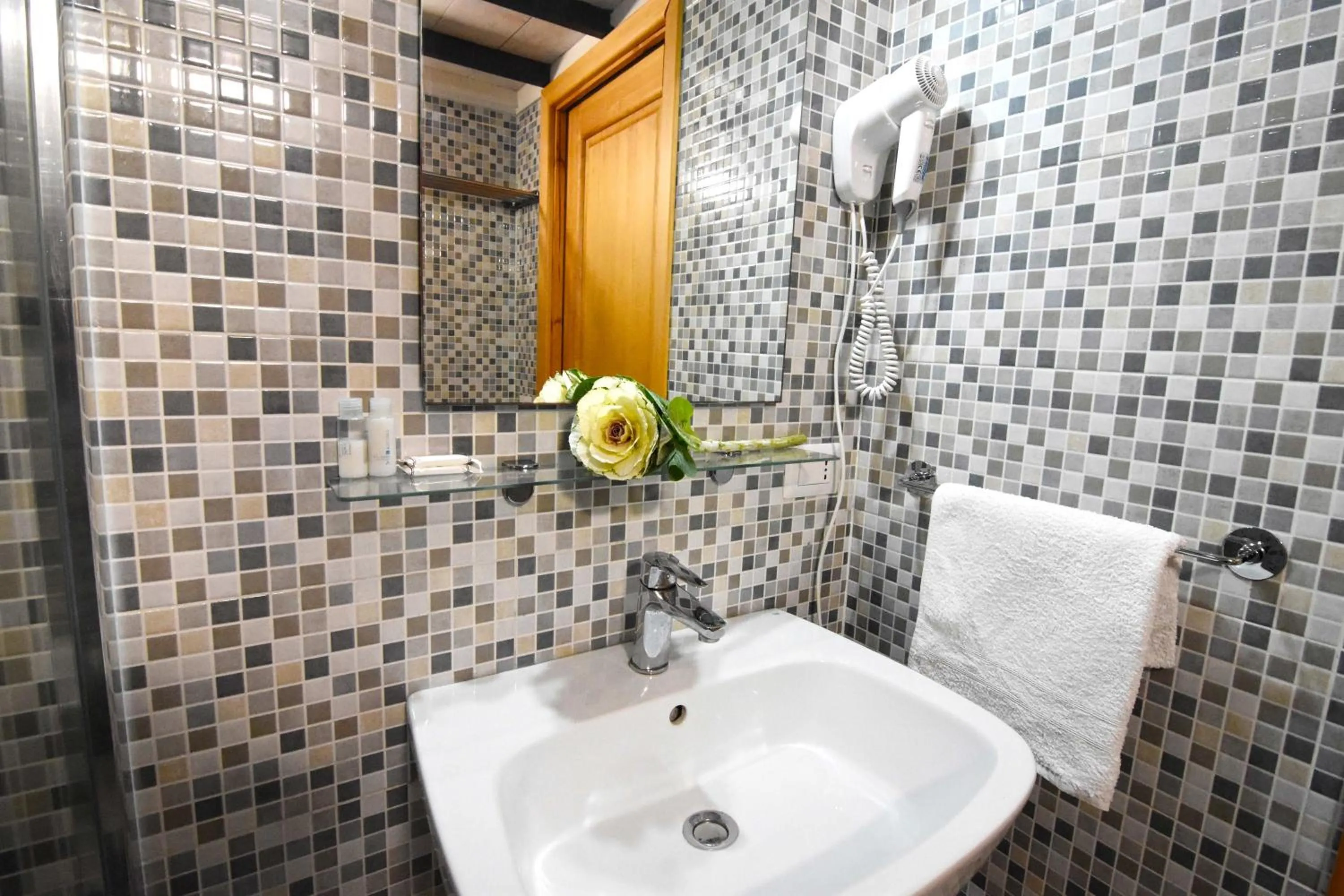 Shower in B&B Ninarella Napoli