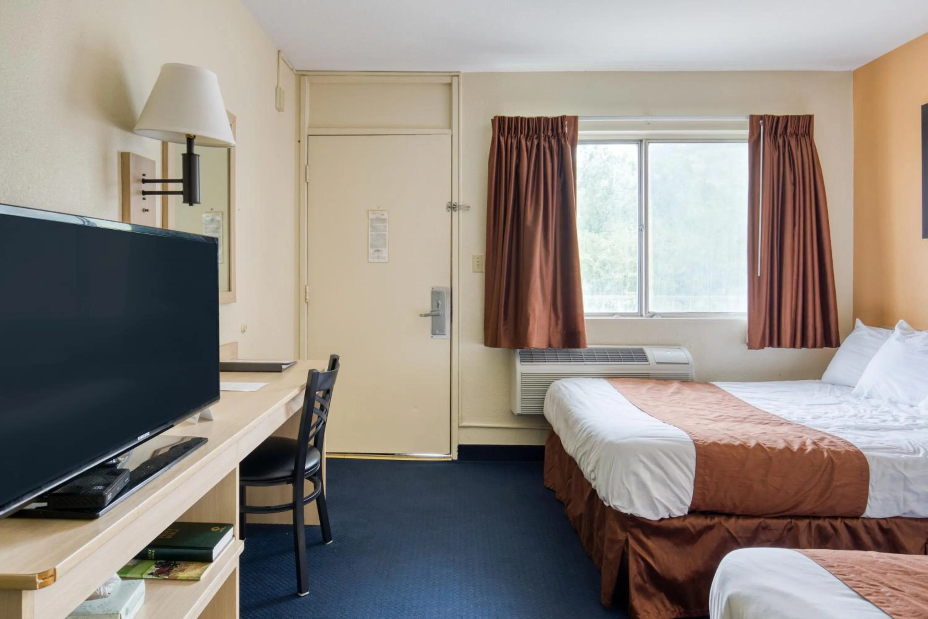 Bedroom, Bed in Days Inn by Wyndham New Philadelphia