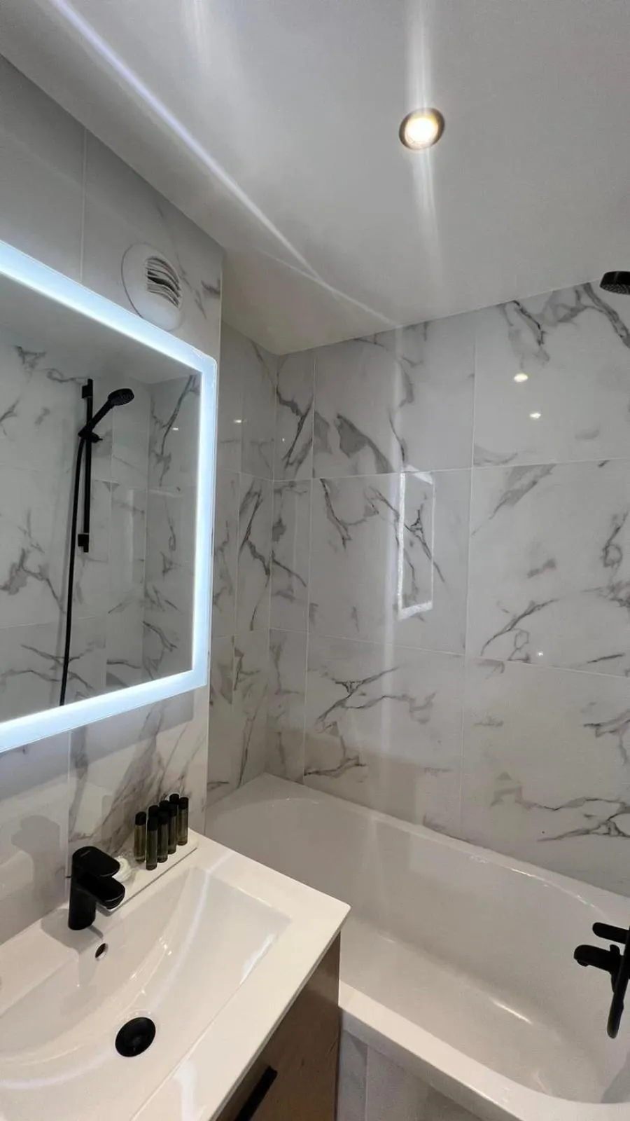 Bathroom in Hôtel Lebron