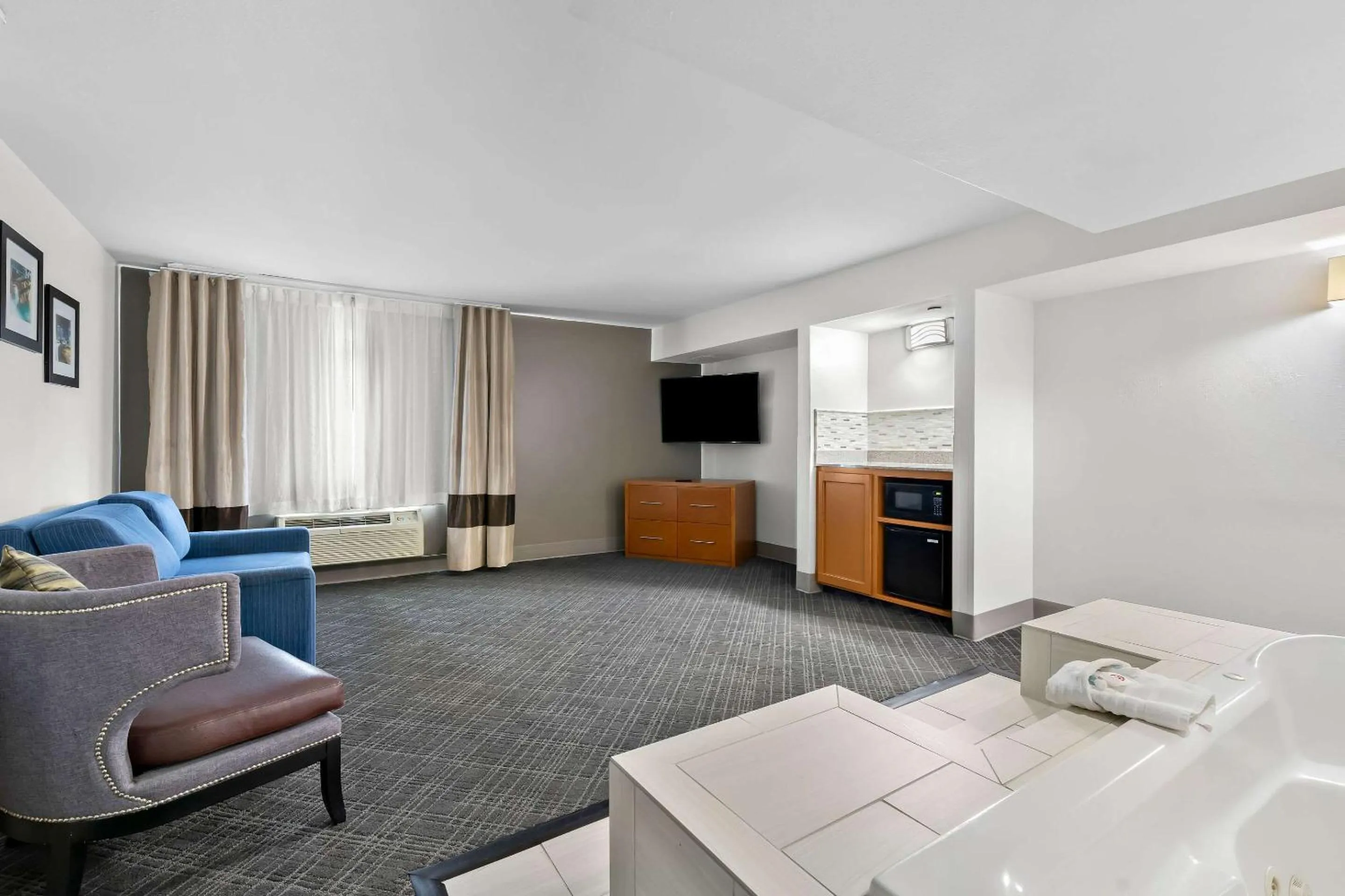 Bedroom in Comfort Inn & Suites Nashville Near Tanger Outlets I-24 Antioch