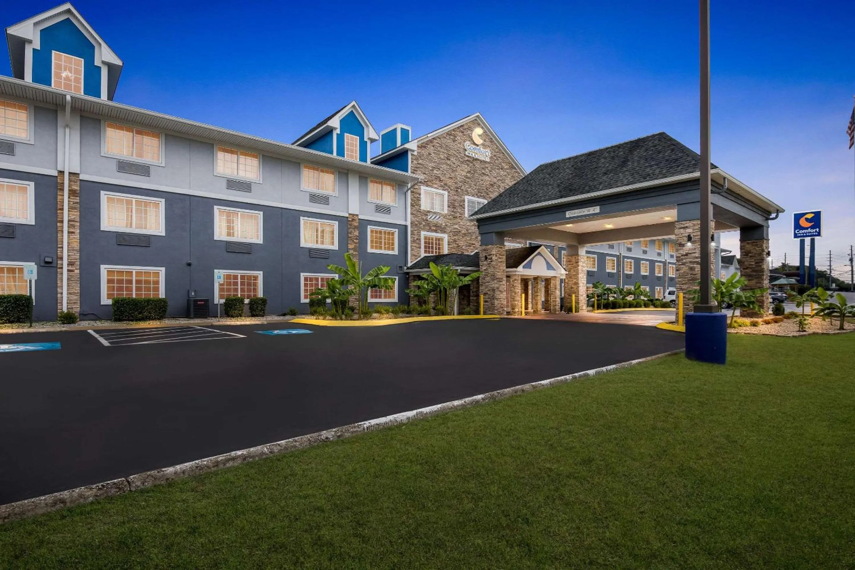 Property building in Comfort Inn & Suites Nashville Near Tanger Outlets I-24 Antioch