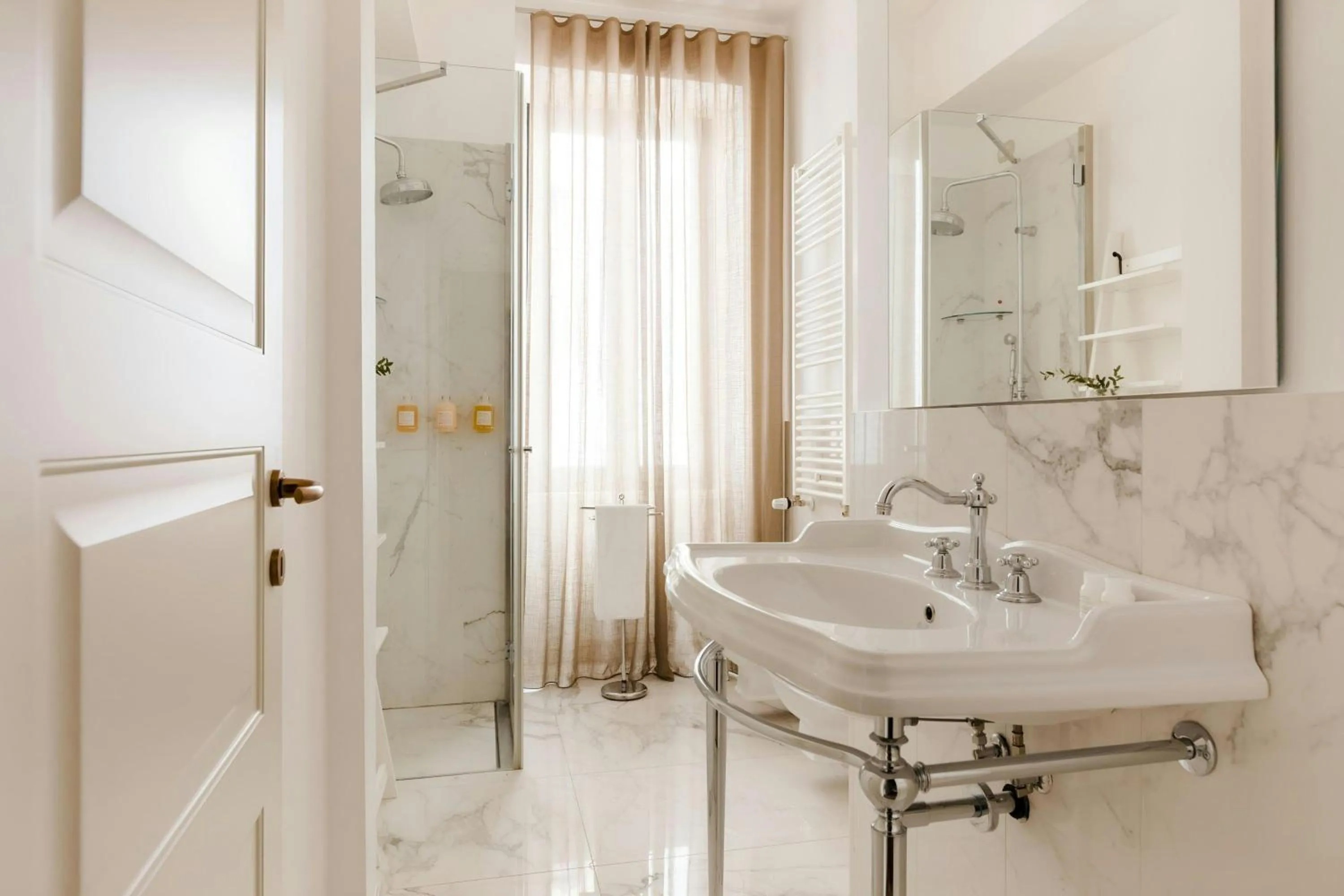 Bathroom in Piazza Barberini, Sonder Apartment by Marriott Bonvoy