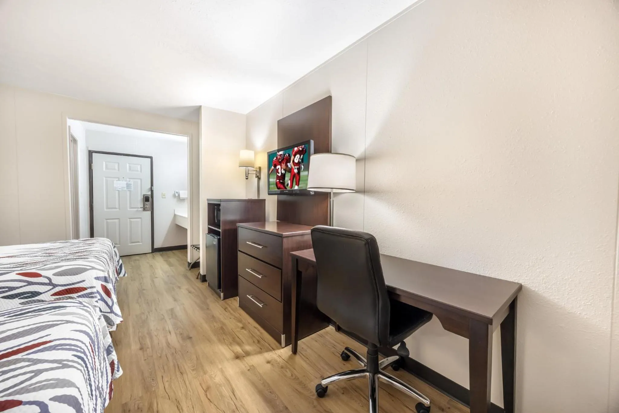Bedroom, Bed in Red Roof Inn Paducah