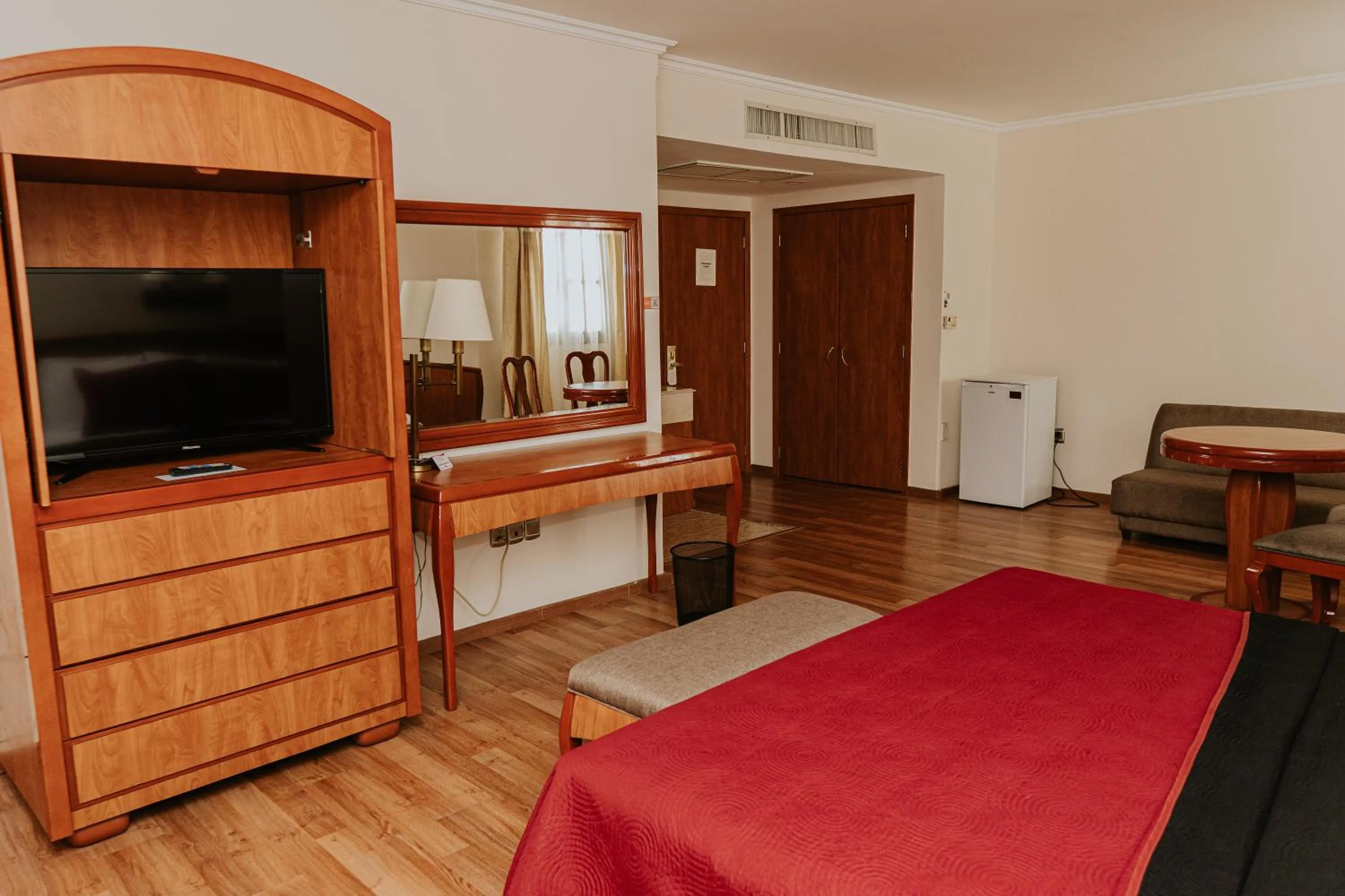 Photo of the whole room, Bed in Gran Hotel Diligencias