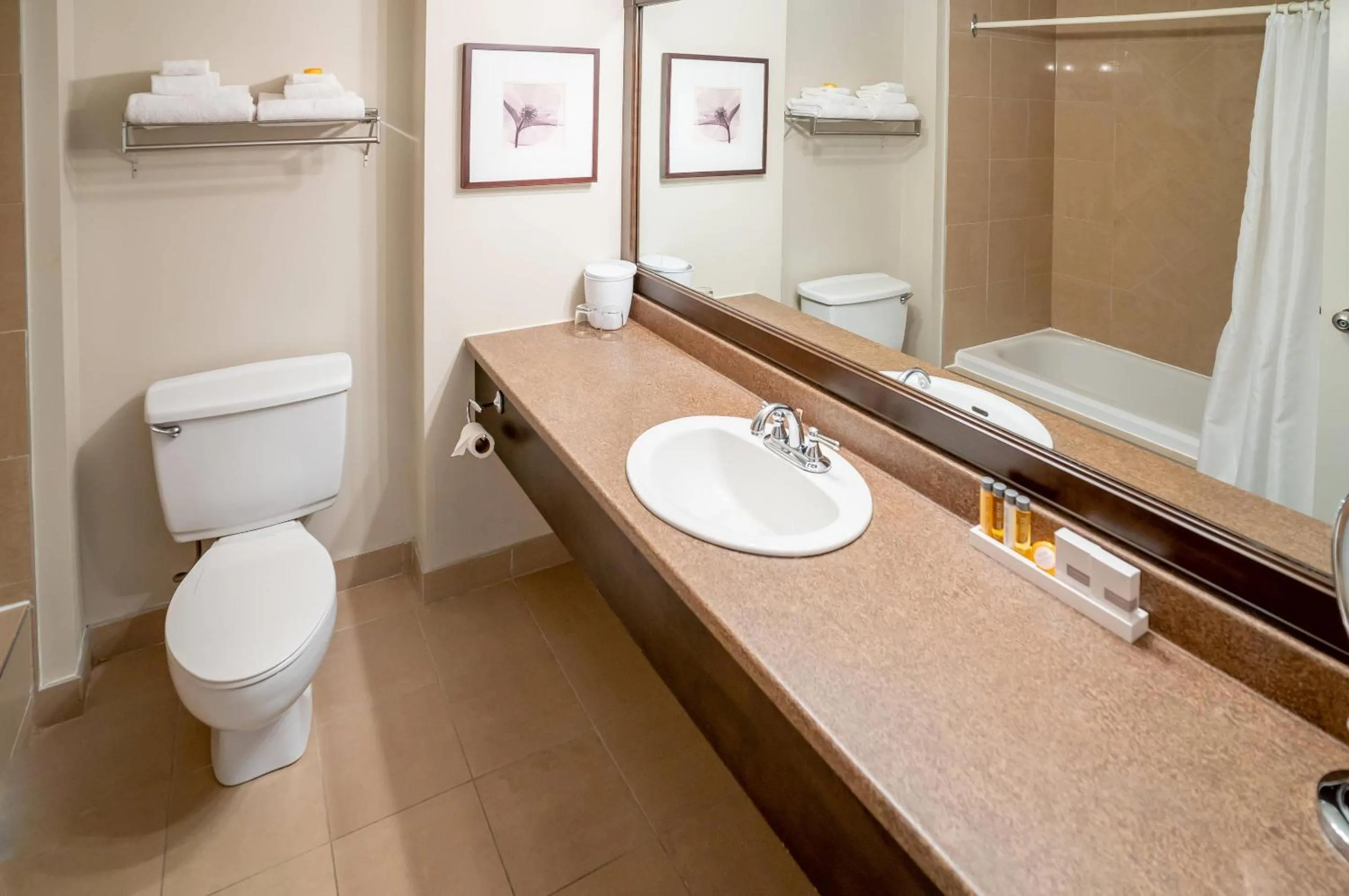 Bedroom in Manoir Des Sables, an Ascend Collection Hotel