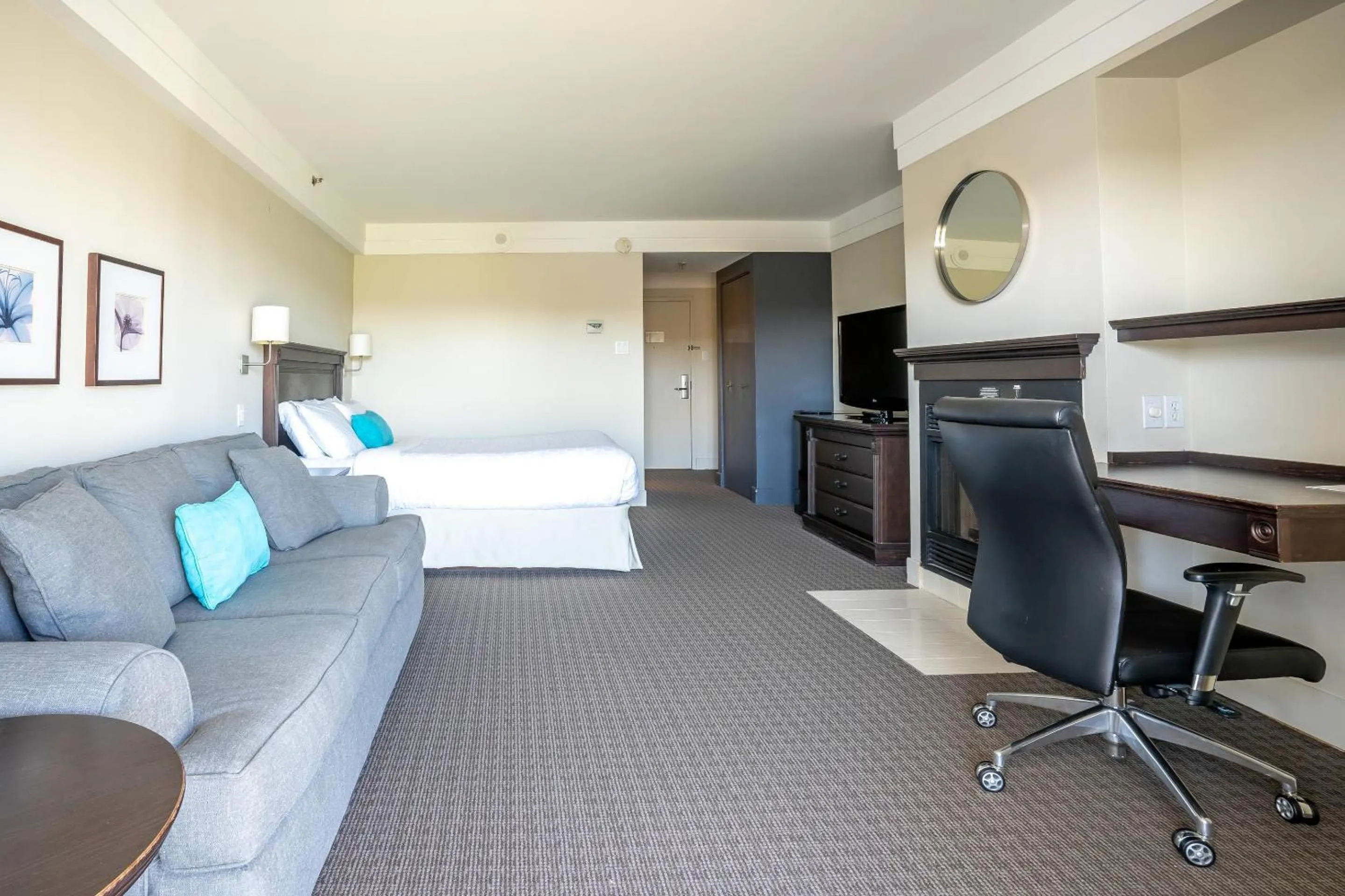 Bedroom in Manoir Des Sables, an Ascend Collection Hotel