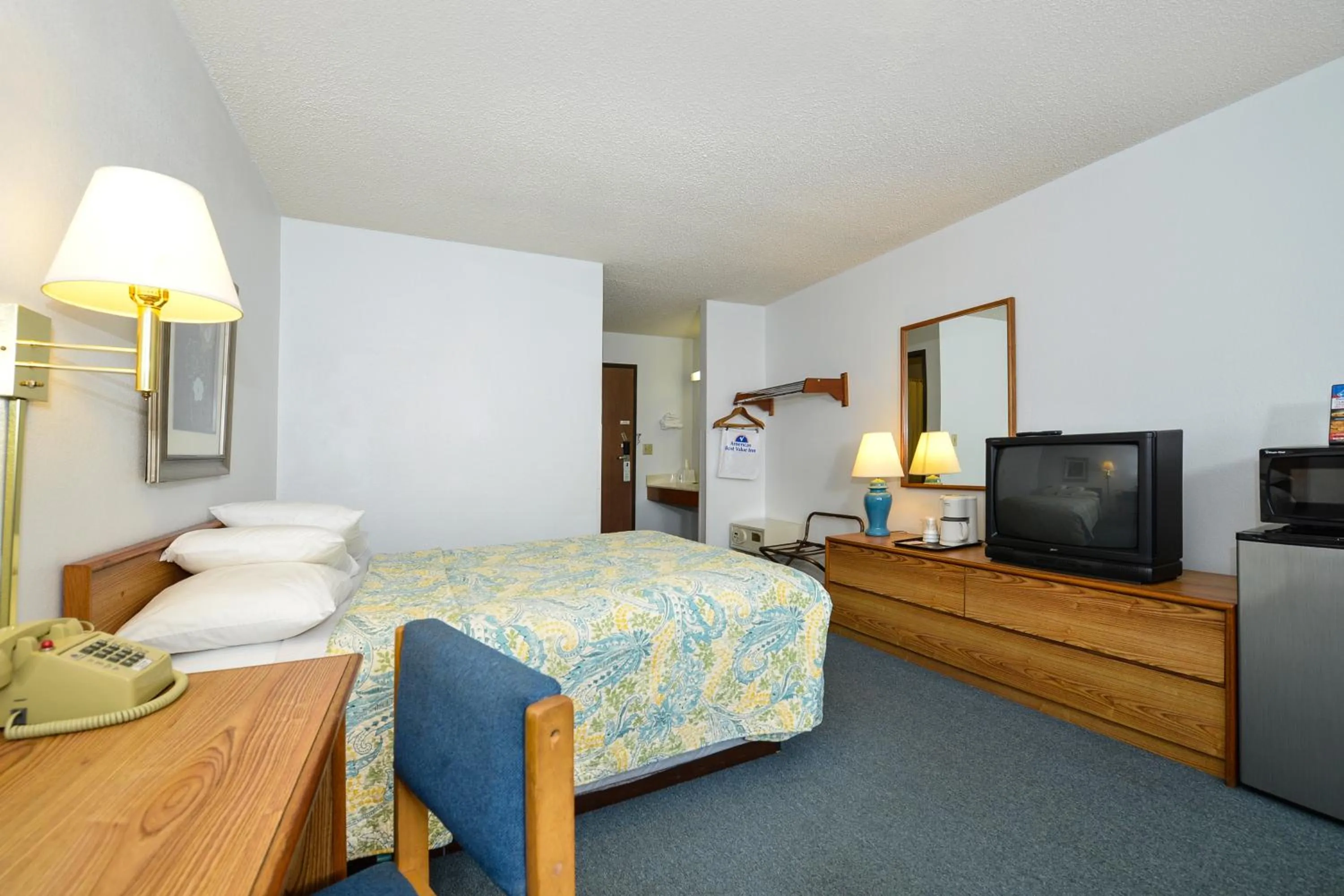 Bed, TV/Entertainment Center in Americas Best Value Inn Wisconsin Rapids