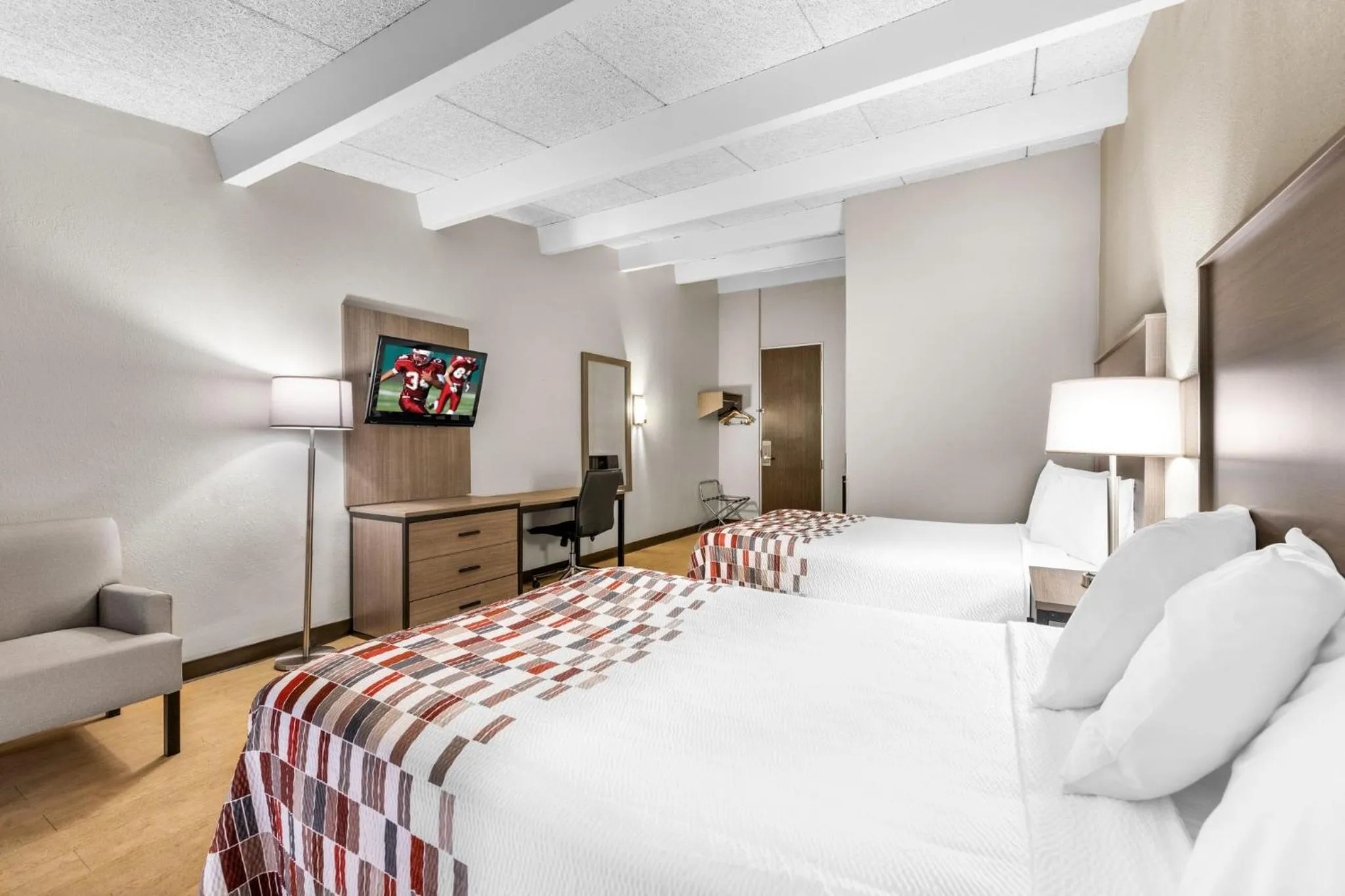 Photo of the whole room, Bed in Red Roof Inn Niagara Falls