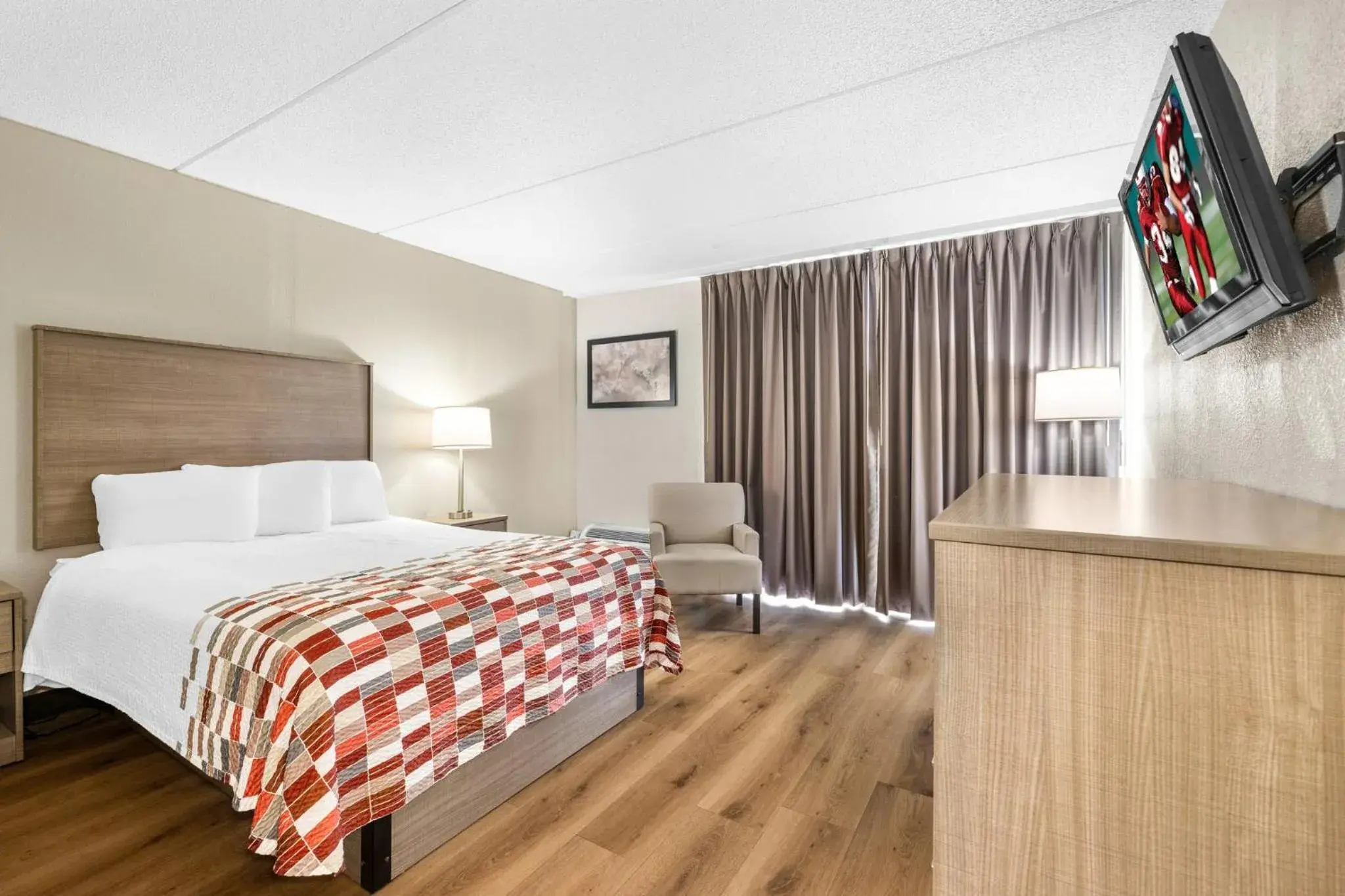 Deluxe Queen Room Non-Smoking in Red Roof Inn Niagara Falls Deluxe Queen Room Non-Smoking in Red Roof Inn Niagara Falls