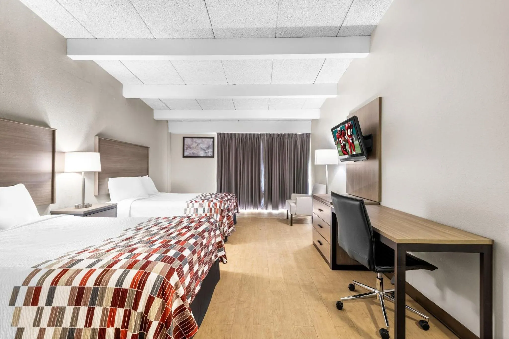 Photo of the whole room, Bed in Red Roof Inn Niagara Falls