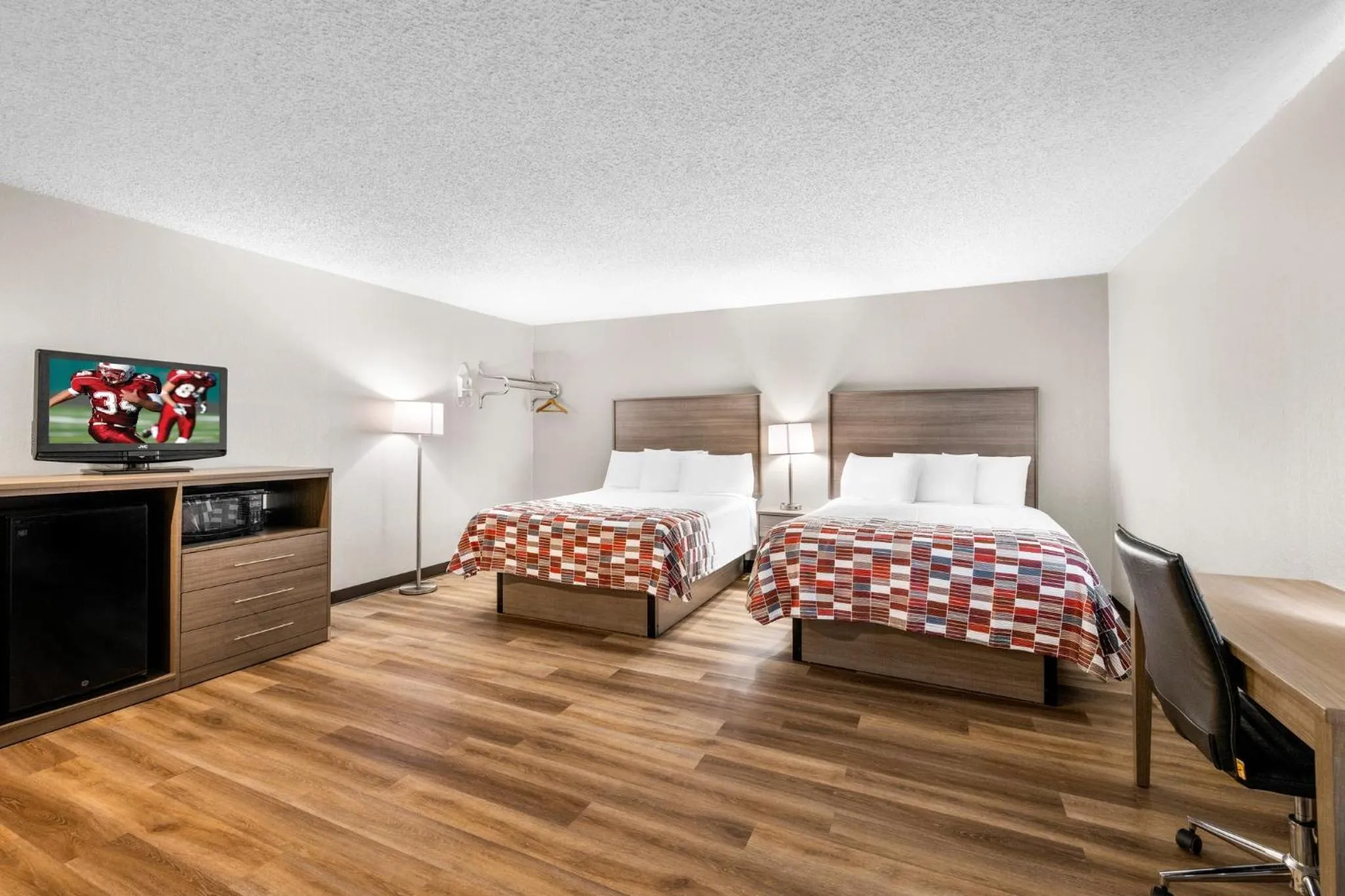 Photo of the whole room, Bed in Red Roof Inn Niagara Falls