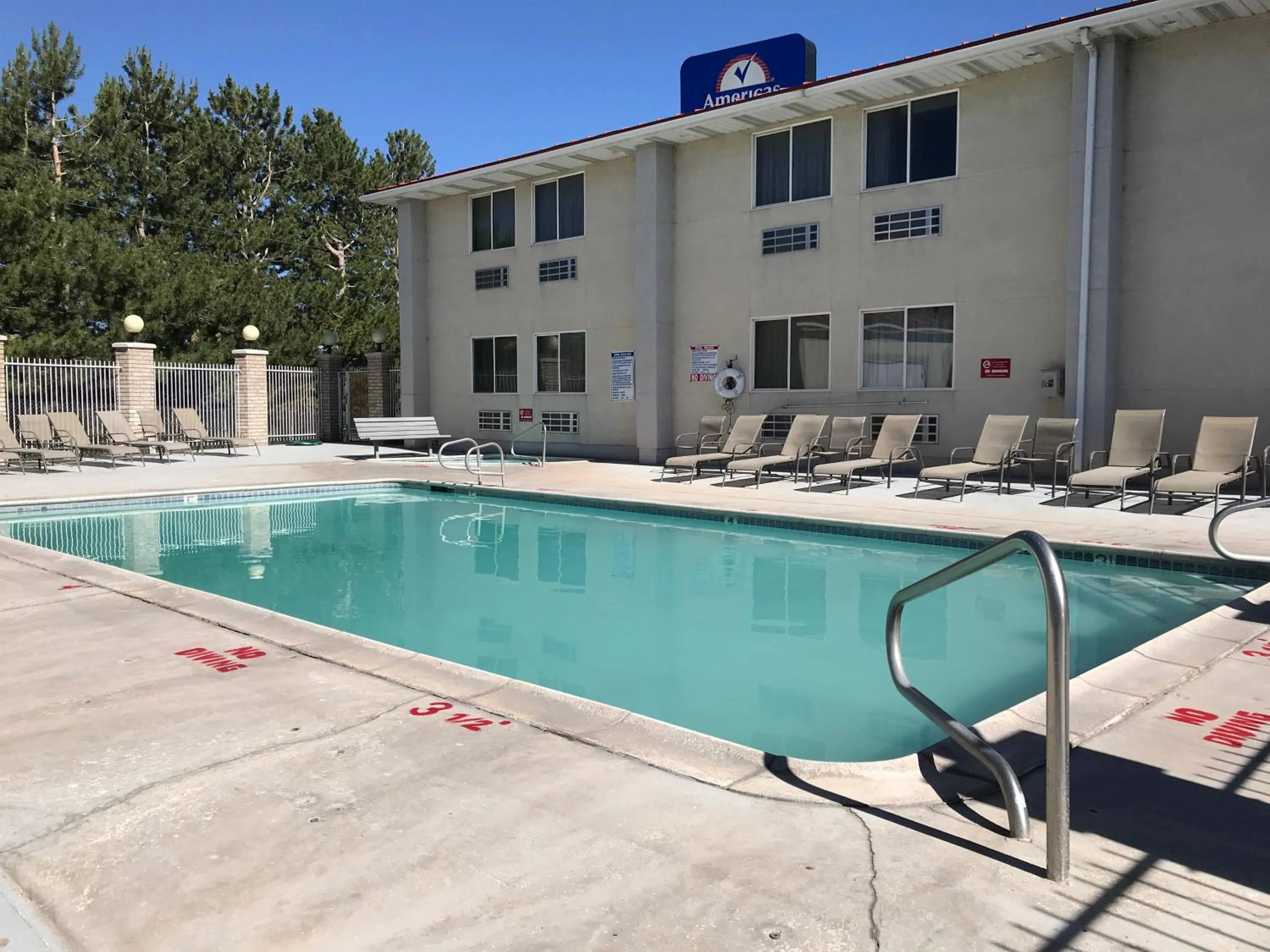 Swimming pool in Americas Best Value Inn Cedar City