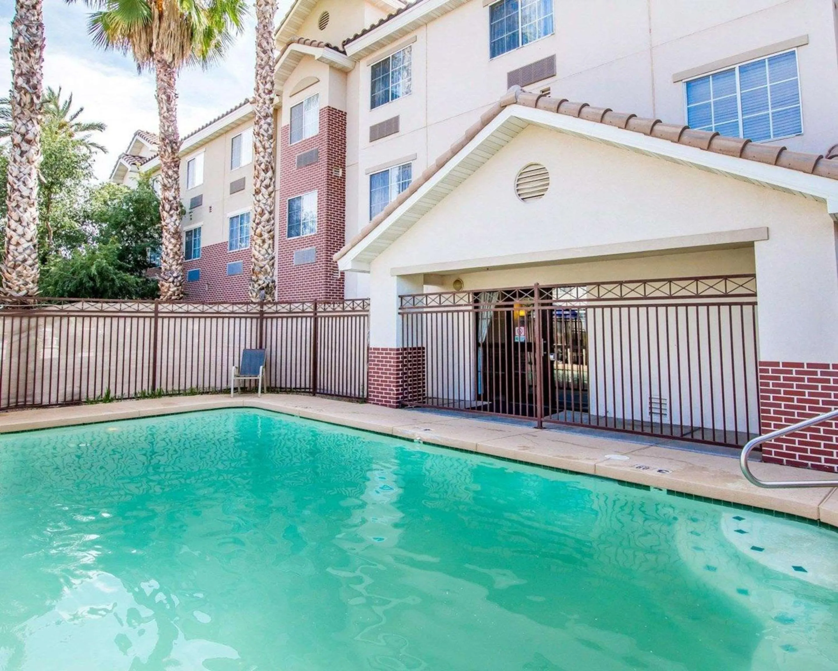 Swimming pool in Quality Inn Chandler I-10