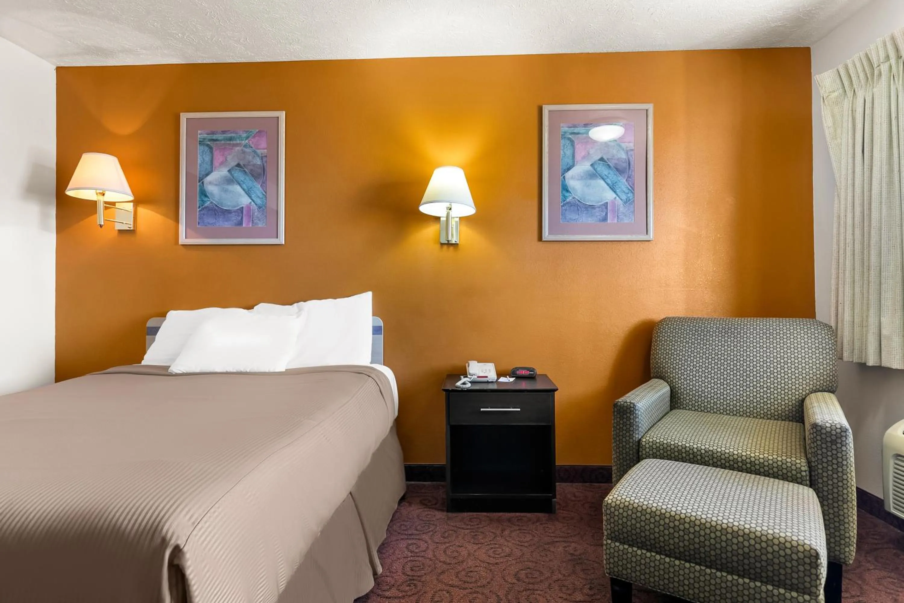 Bed in Americas Best Value Inn - Lincoln