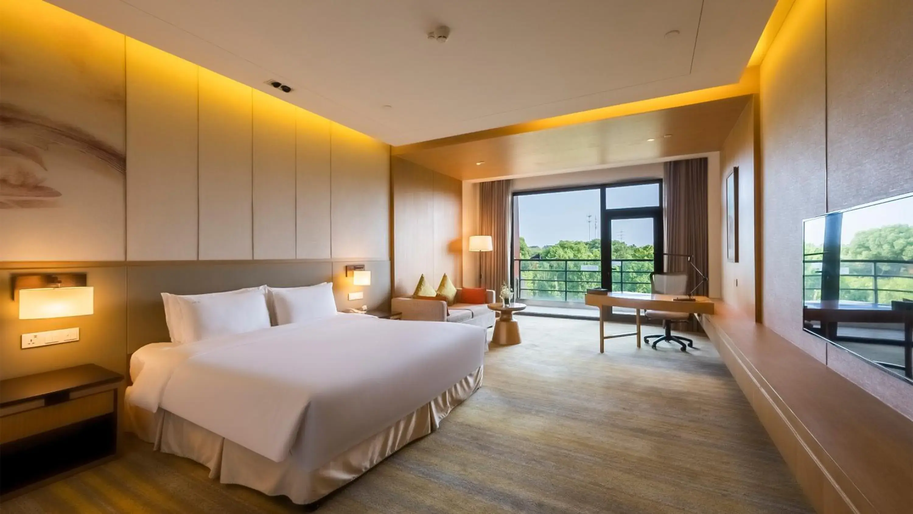 Standard King Room with Garden View in Holiday Inn Kunshan Huaqiao by IHG Standard King Room with Garden View in Holiday Inn Kunshan Huaqiao by IHG